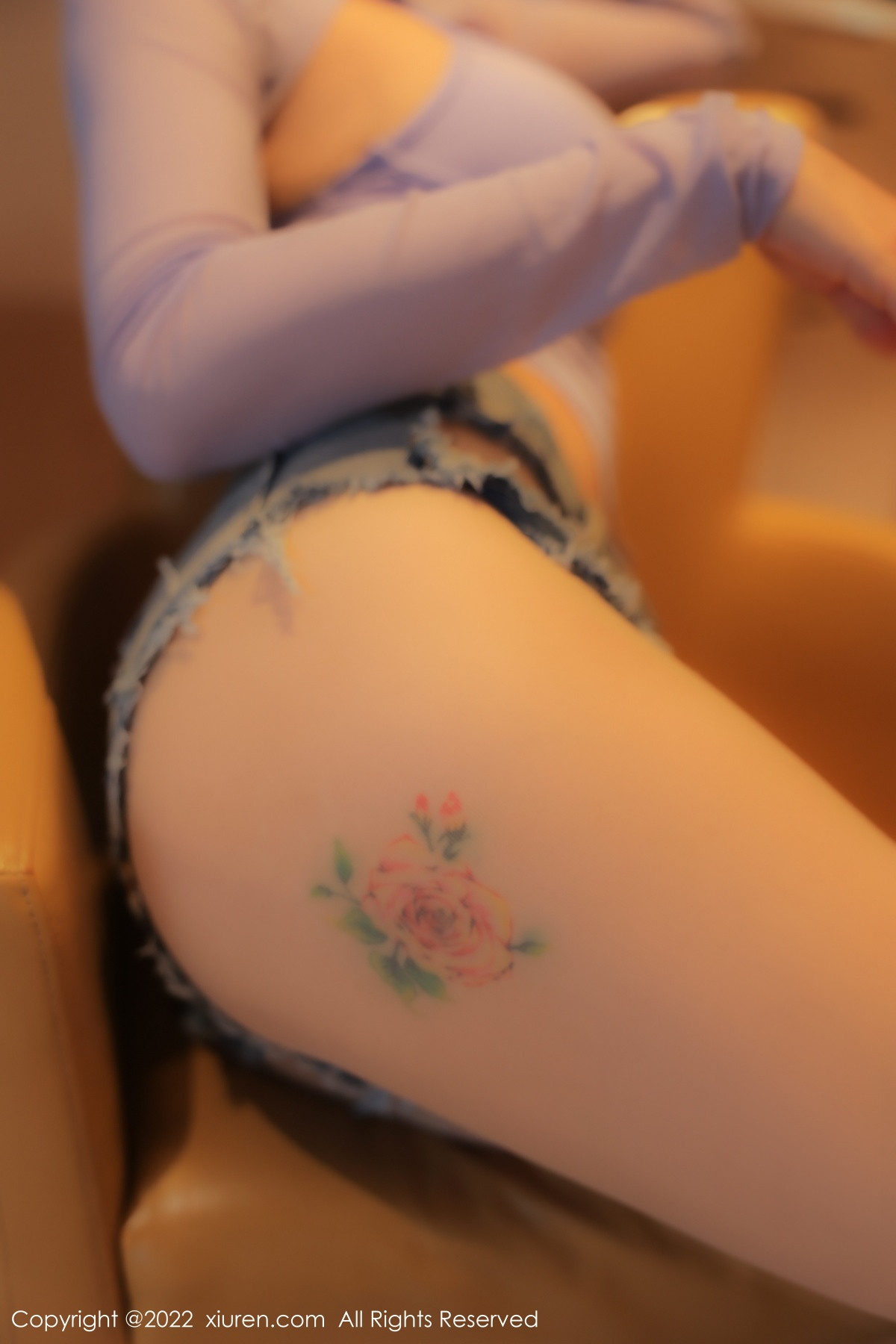 xgyw.top_XiuRen第5779期_御姐果儿大理旅拍紫色收身上衣配牛仔短裤秀凹凸身材诱惑写真79P