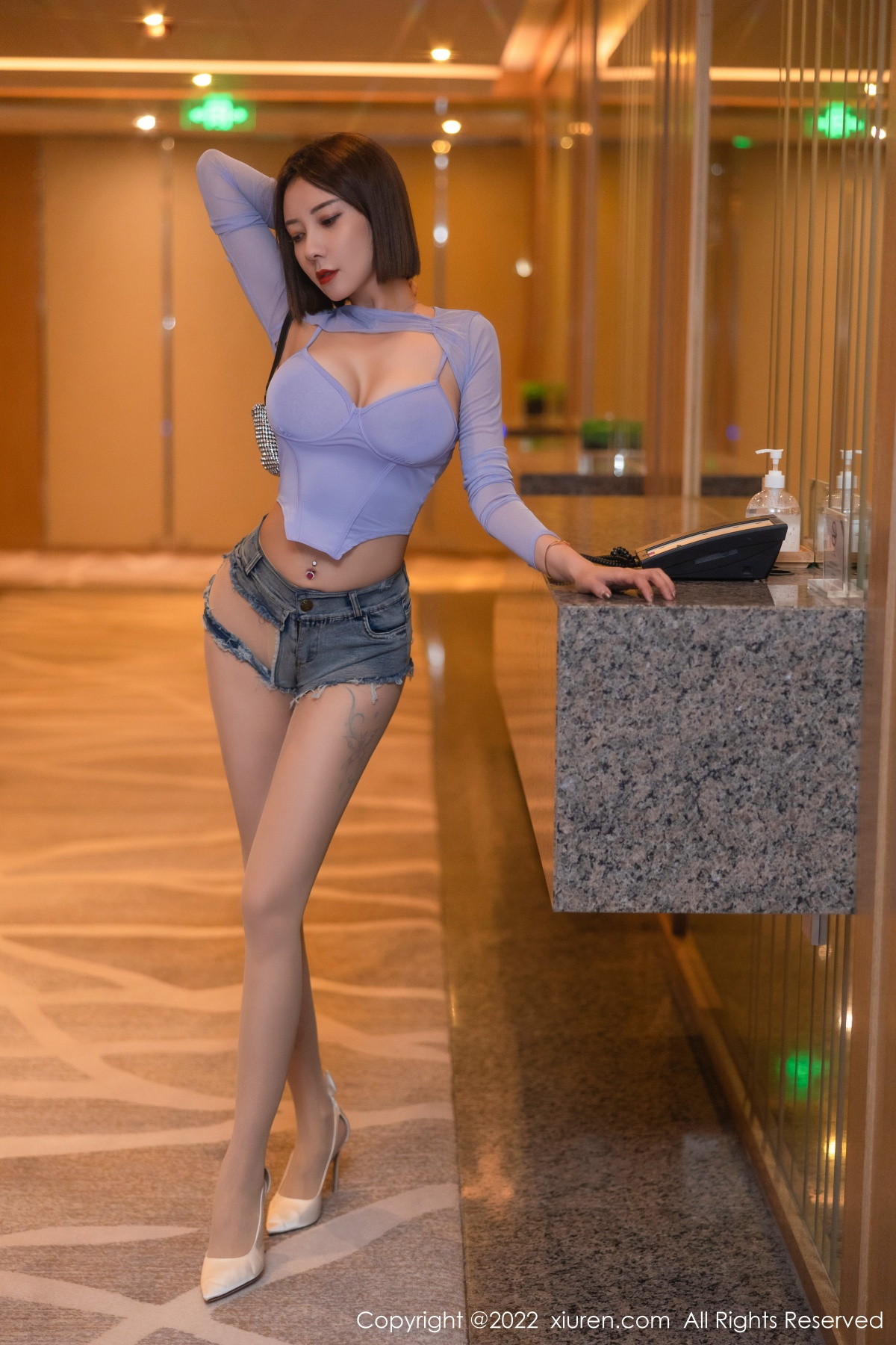 xgyw.top_XiuRen第5779期_御姐果儿大理旅拍紫色收身上衣配牛仔短裤秀凹凸身材诱惑写真79P