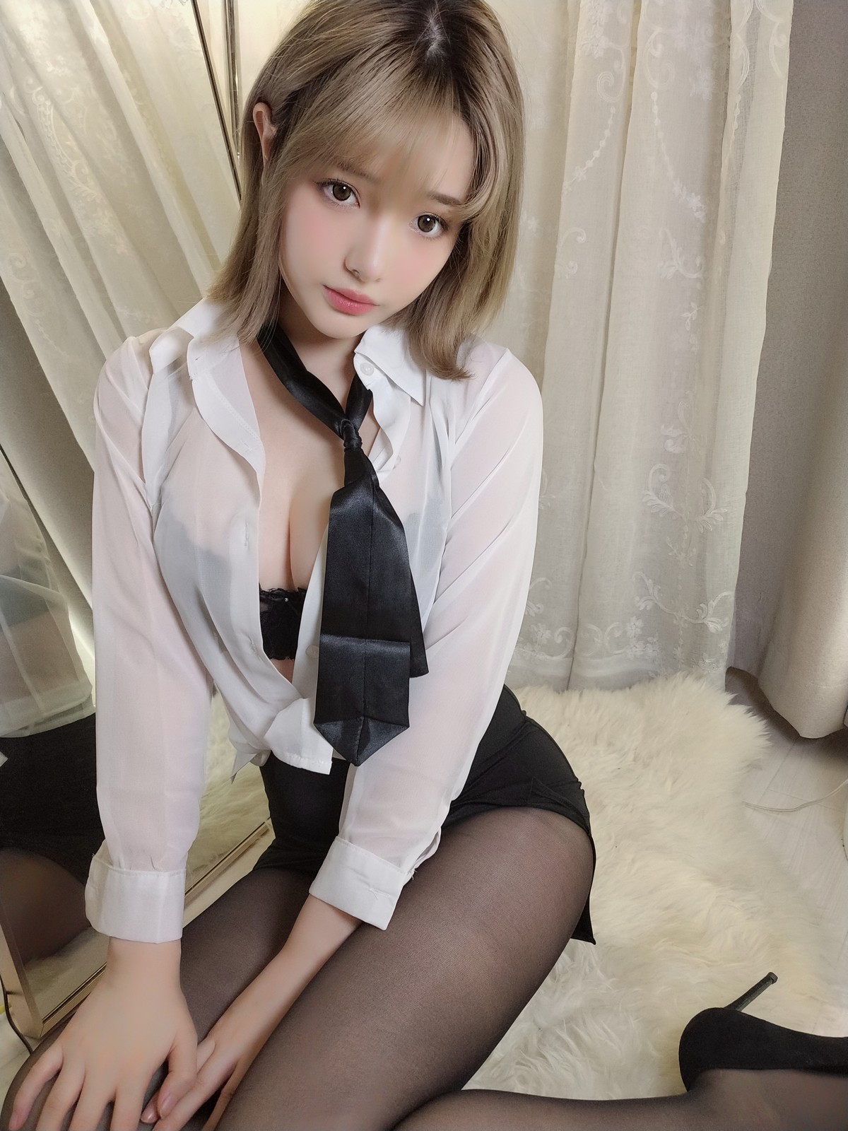 xgyw.top_动漫博主雯妹不讲道理白衬衫主题性感白衬衫配超薄黑丝半脱露蕾丝内衣诱惑写真30P