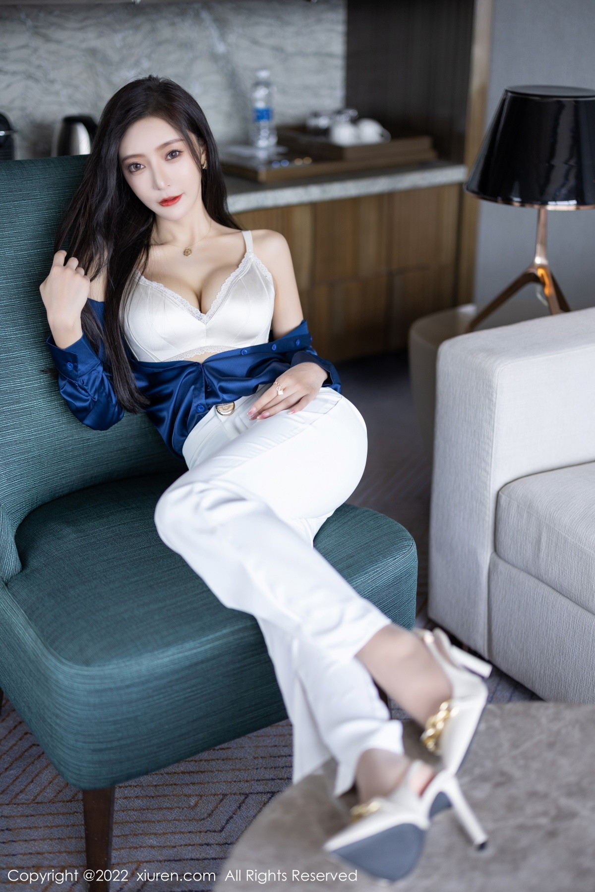 xgyw.top_XiuRen第5790期_女神王馨瑶yanni蓝色上衣配白长裤半脱露性感内衣迷人诱惑写真90P