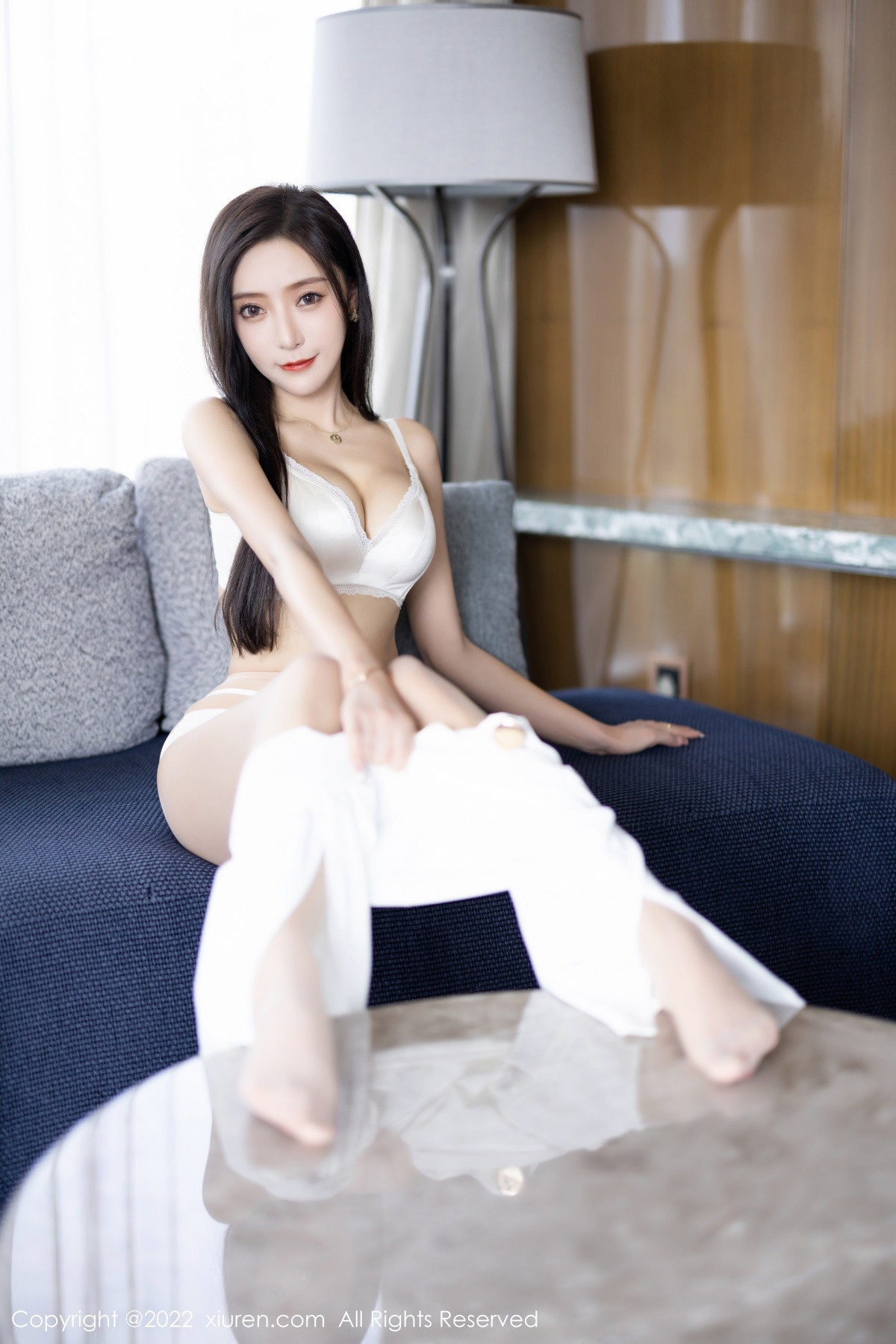 xgyw.top_XiuRen第5790期_女神王馨瑶yanni蓝色上衣配白长裤半脱露性感内衣迷人诱惑写真90P