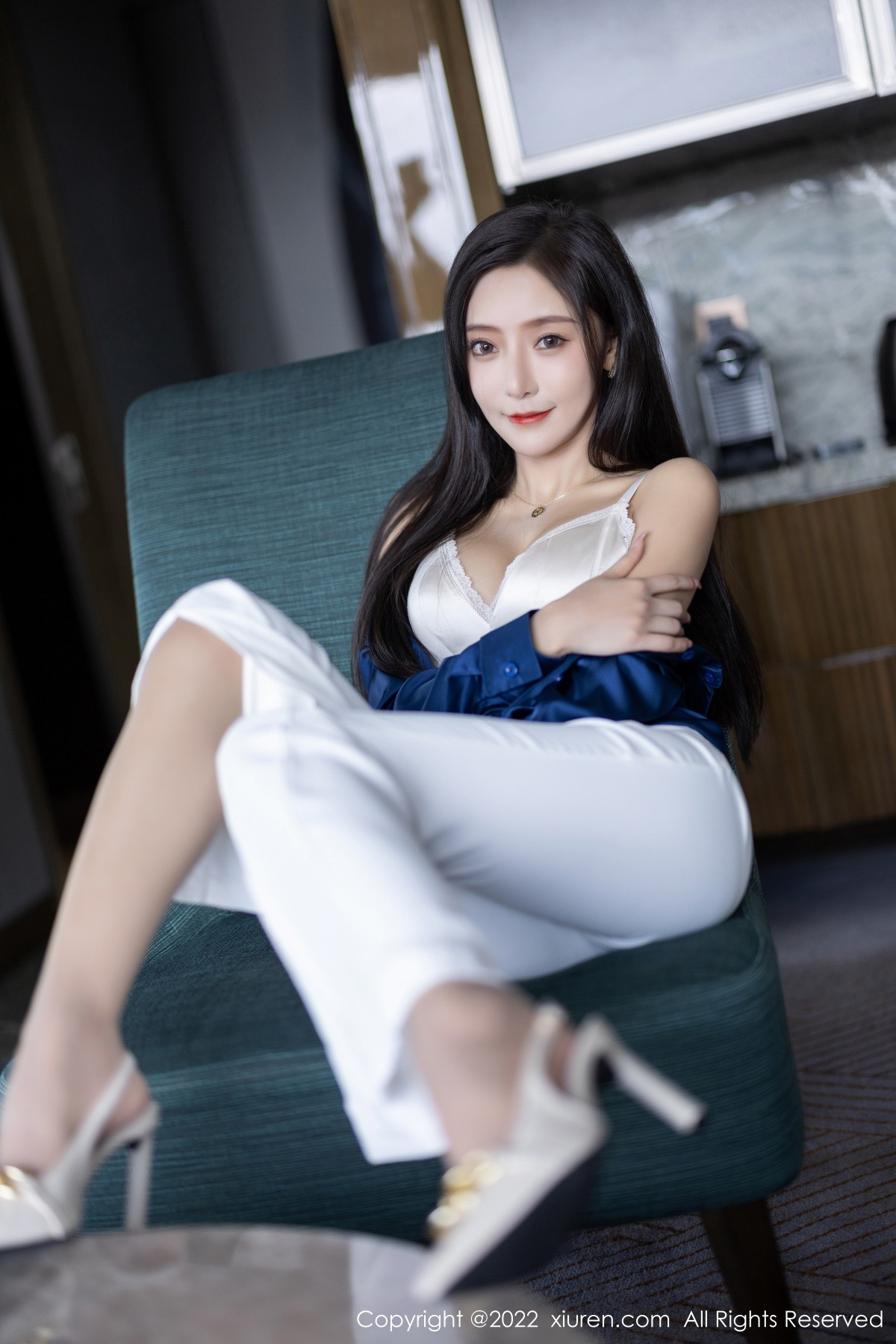 xgyw.top_XiuRen第5790期_女神王馨瑶yanni蓝色上衣配白长裤半脱露性感内衣迷人诱惑写真90P