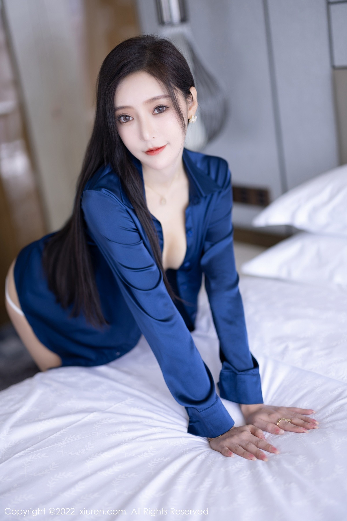 xgyw.top_XiuRen第5790期_女神王馨瑶yanni蓝色上衣配白长裤半脱露性感内衣迷人诱惑写真90P