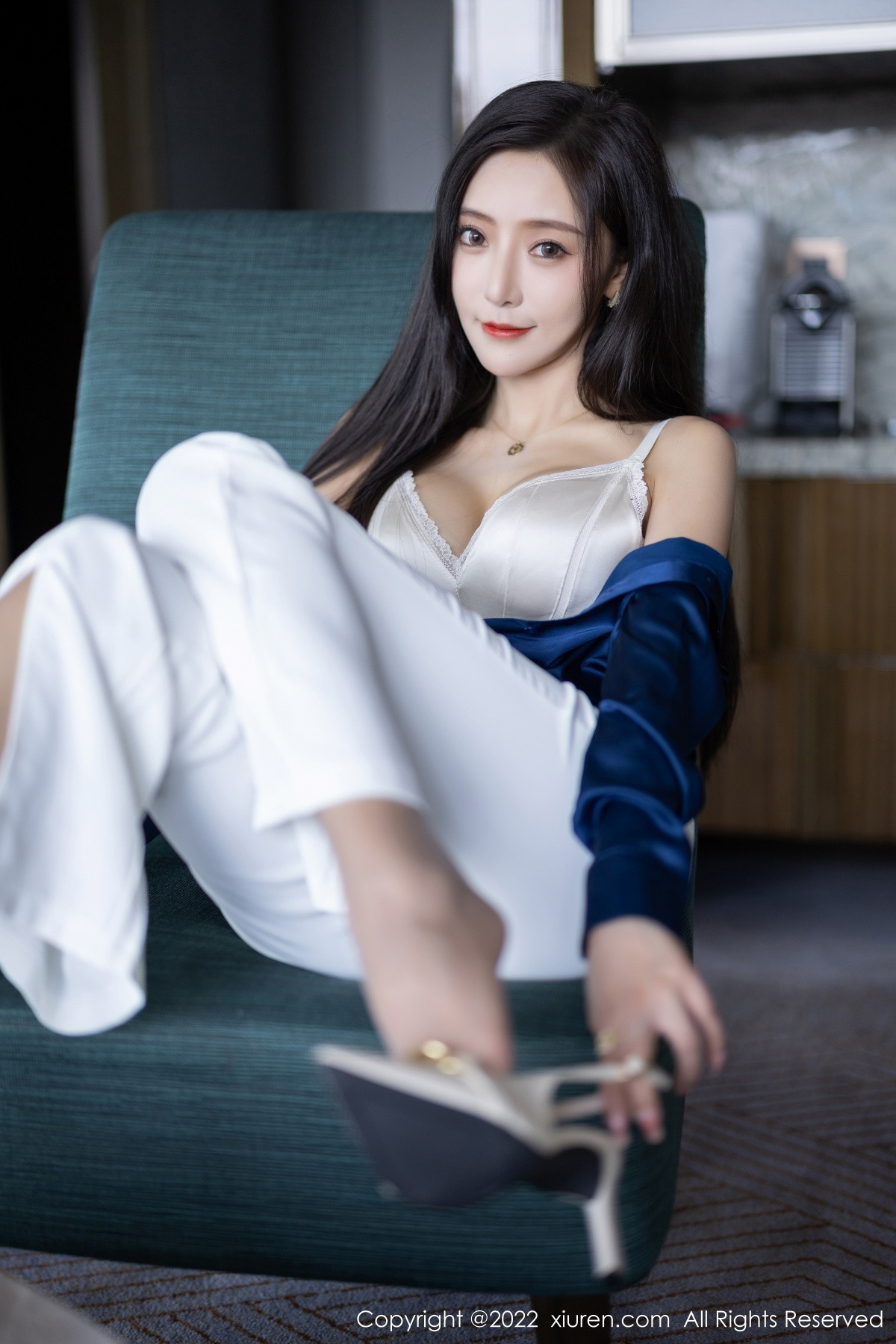 xgyw.top_XiuRen第5790期_女神王馨瑶yanni蓝色上衣配白长裤半脱露性感内衣迷人诱惑写真90P