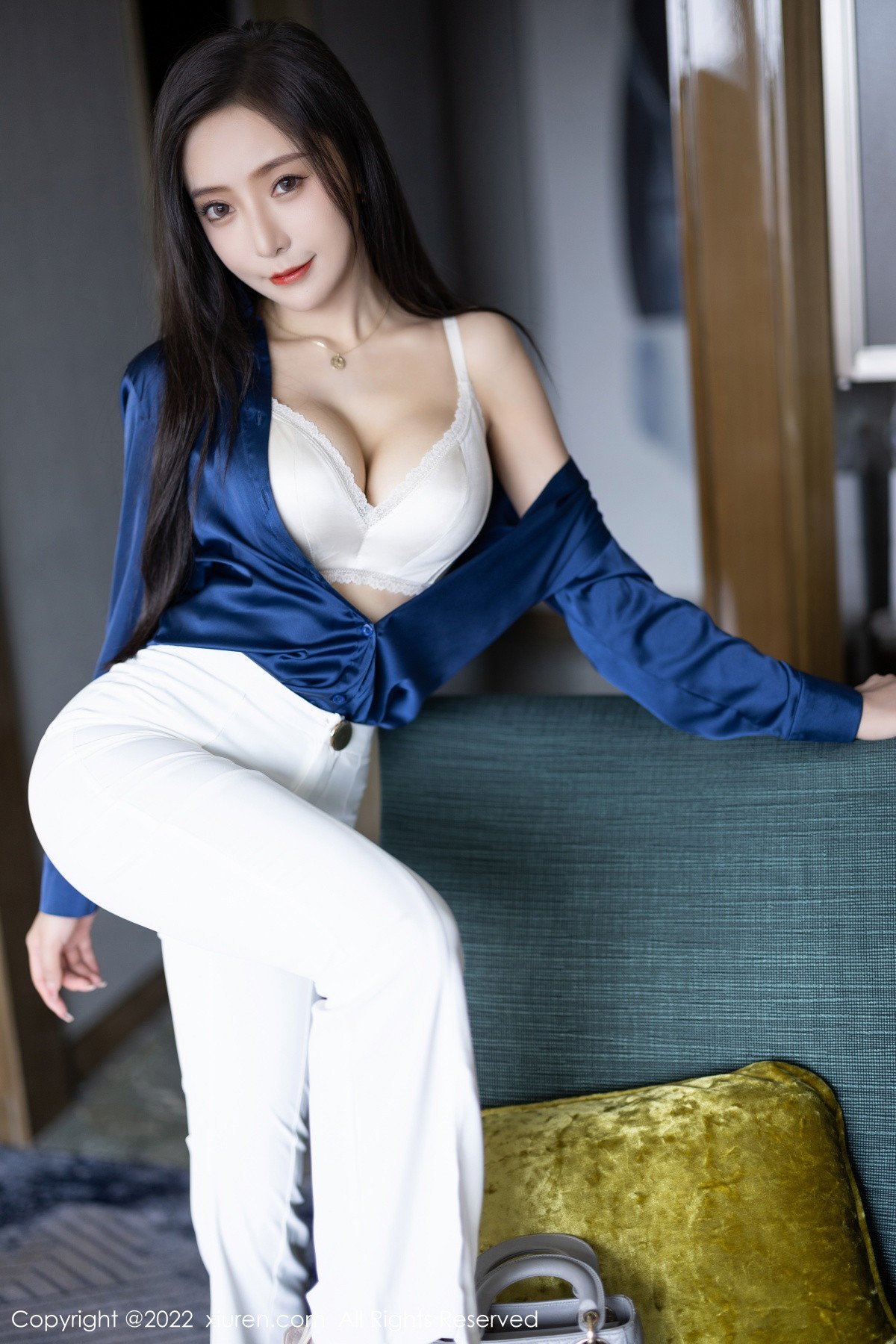 xgyw.top_XiuRen第5790期_女神王馨瑶yanni蓝色上衣配白长裤半脱露性感内衣迷人诱惑写真90P