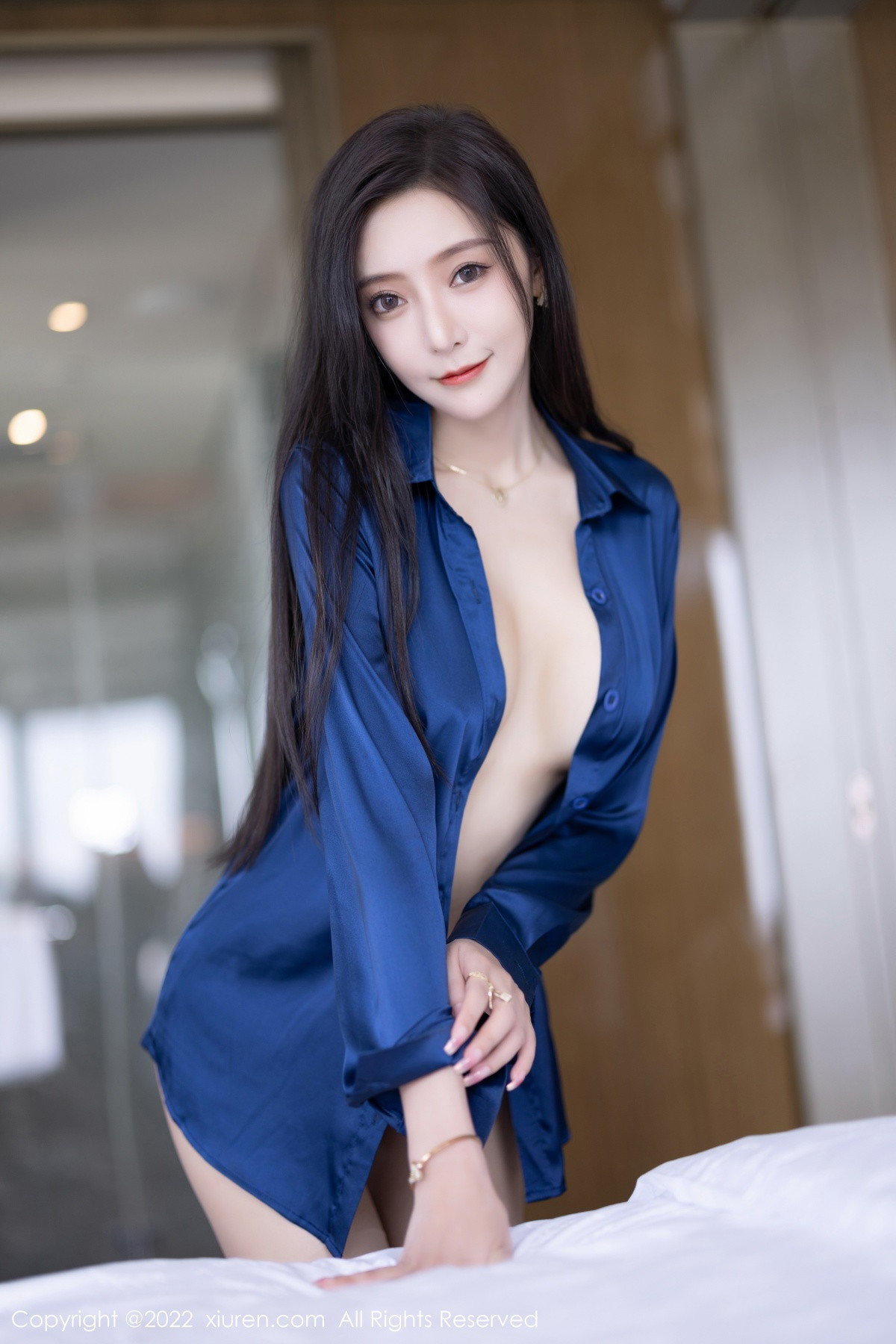 xgyw.top_XiuRen第5790期_女神王馨瑶yanni蓝色上衣配白长裤半脱露性感内衣迷人诱惑写真90P