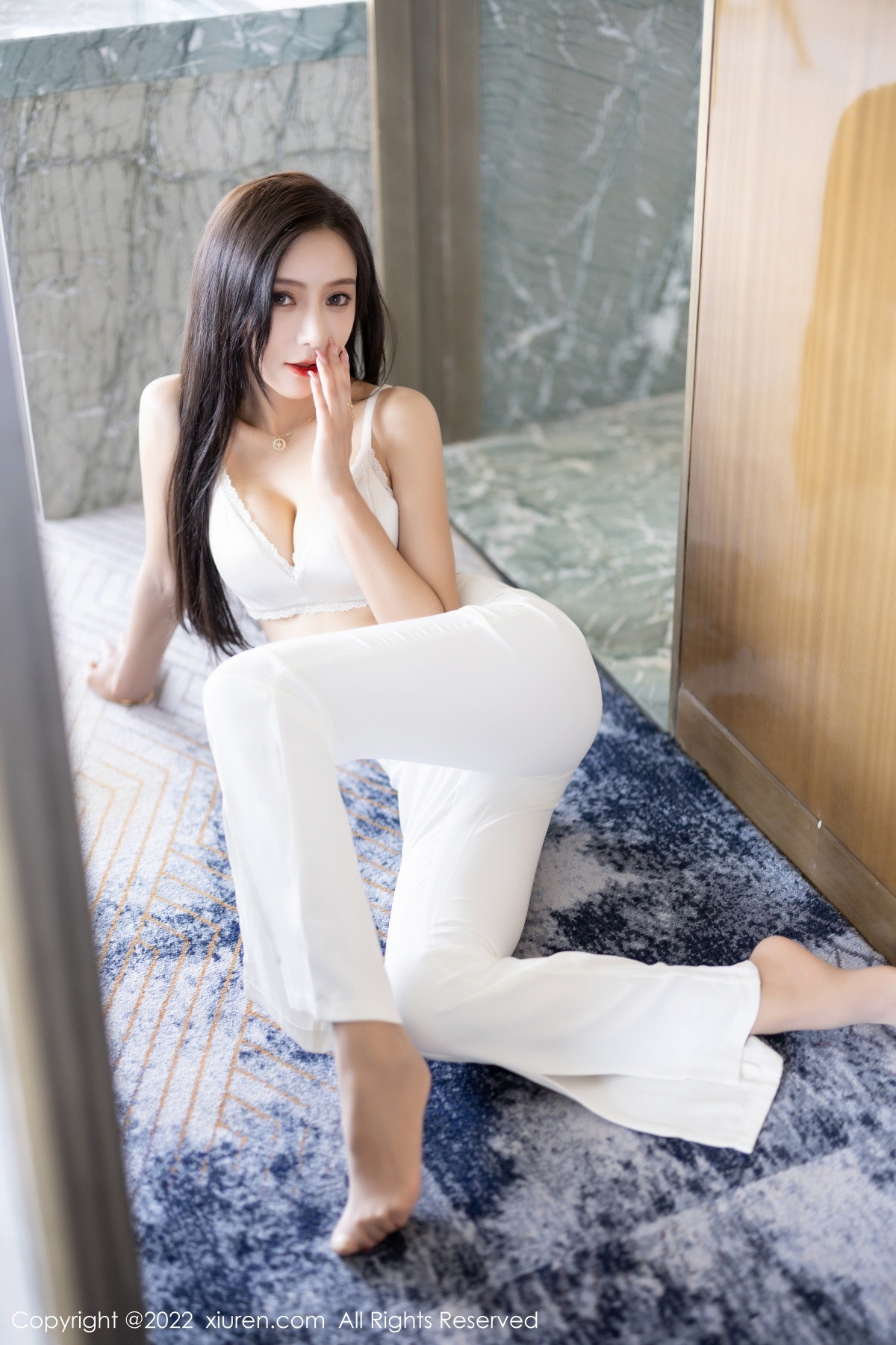 xgyw.top_XiuRen第5790期_女神王馨瑶yanni蓝色上衣配白长裤半脱露性感内衣迷人诱惑写真90P