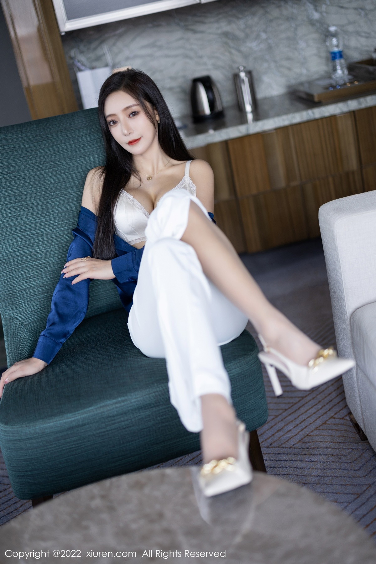 xgyw.top_XiuRen第5790期_女神王馨瑶yanni蓝色上衣配白长裤半脱露性感内衣迷人诱惑写真90P