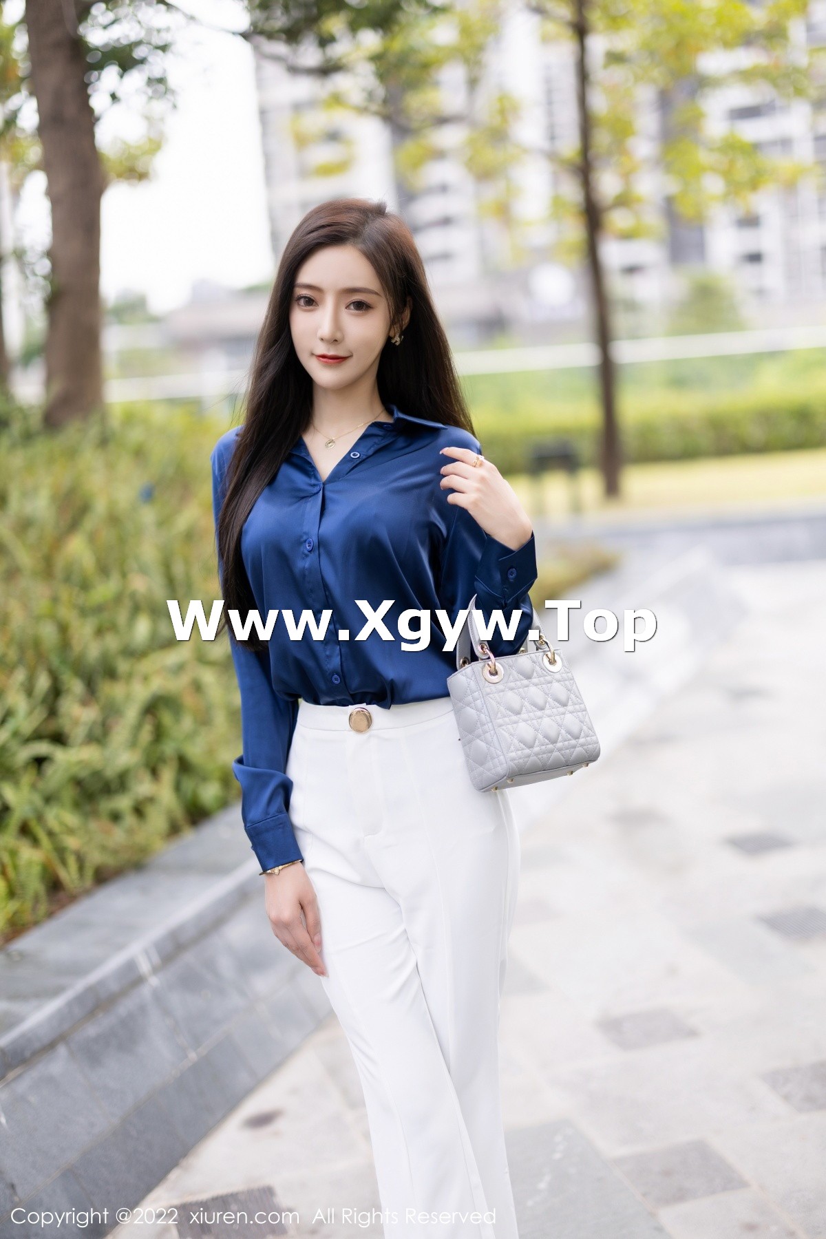 xgyw.top_XiuRen第5790期_女神王馨瑶yanni蓝色上衣配白长裤半脱露性感内衣迷人诱惑写真90P