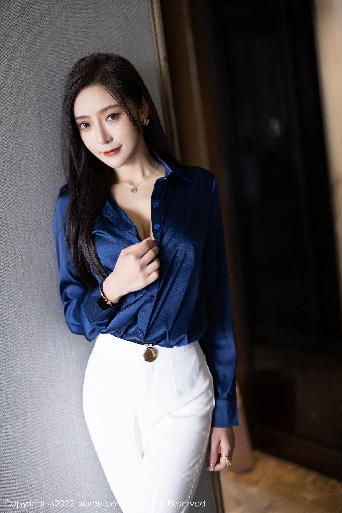 xgyw.top_XiuRen第5790期_女神王馨瑶yanni蓝色上衣配白长裤半脱露性感内衣迷人诱惑写真90P