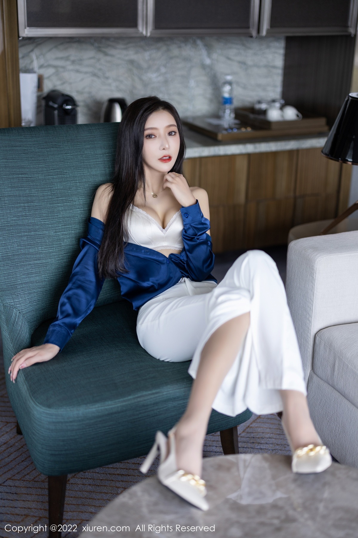 xgyw.top_XiuRen第5790期_女神王馨瑶yanni蓝色上衣配白长裤半脱露性感内衣迷人诱惑写真90P