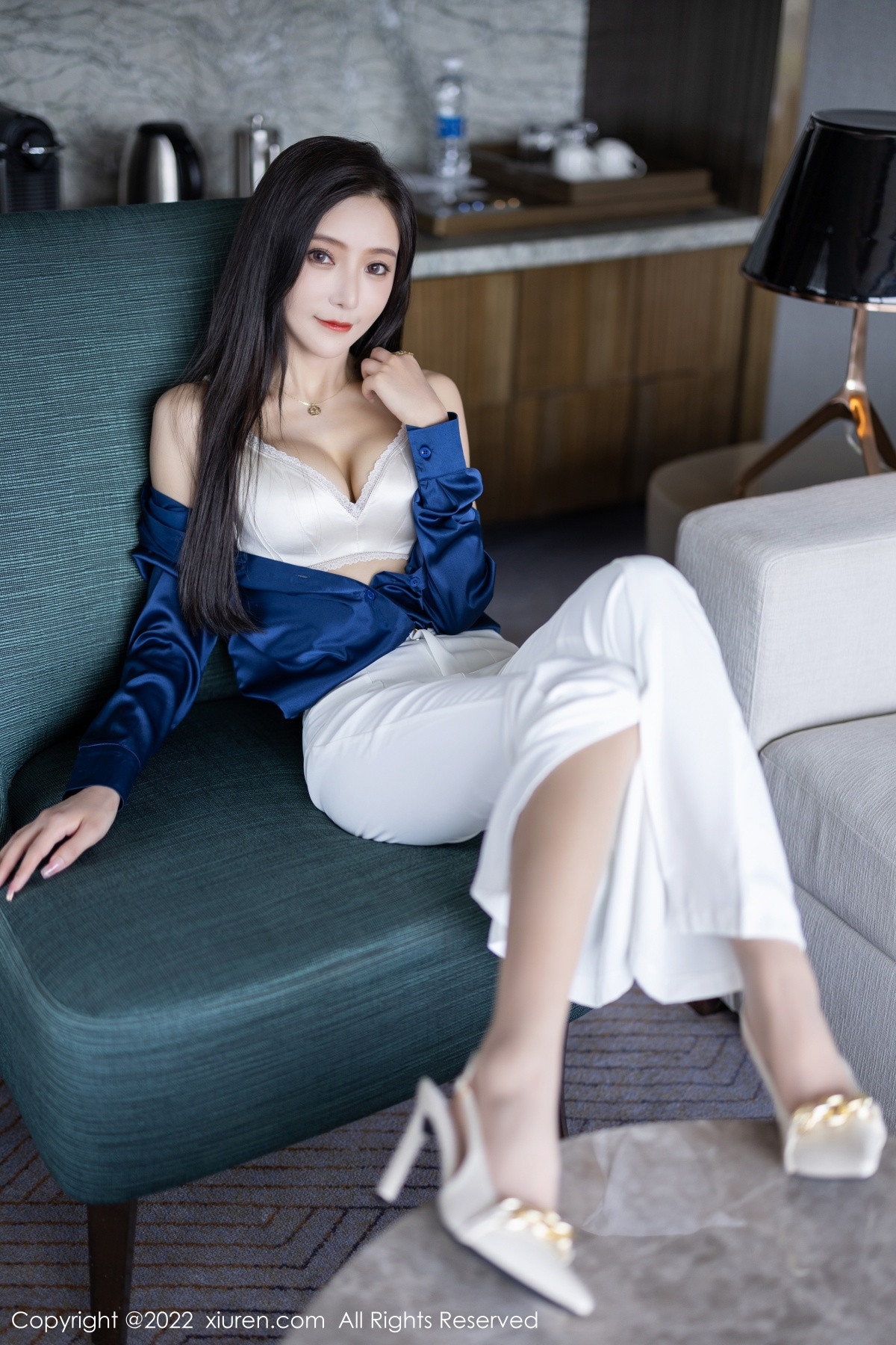 xgyw.top_XiuRen第5790期_女神王馨瑶yanni蓝色上衣配白长裤半脱露性感内衣迷人诱惑写真90P