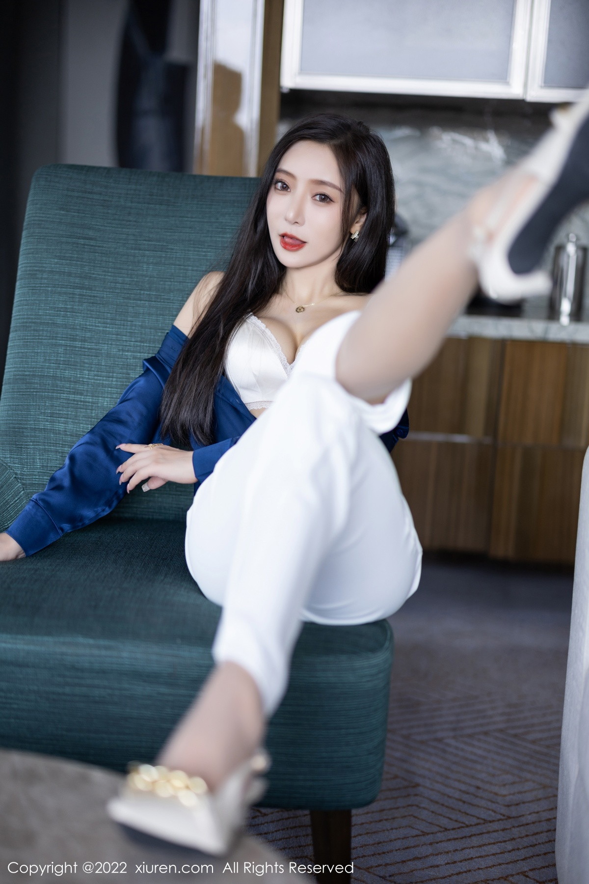 xgyw.top_XiuRen第5790期_女神王馨瑶yanni蓝色上衣配白长裤半脱露性感内衣迷人诱惑写真90P