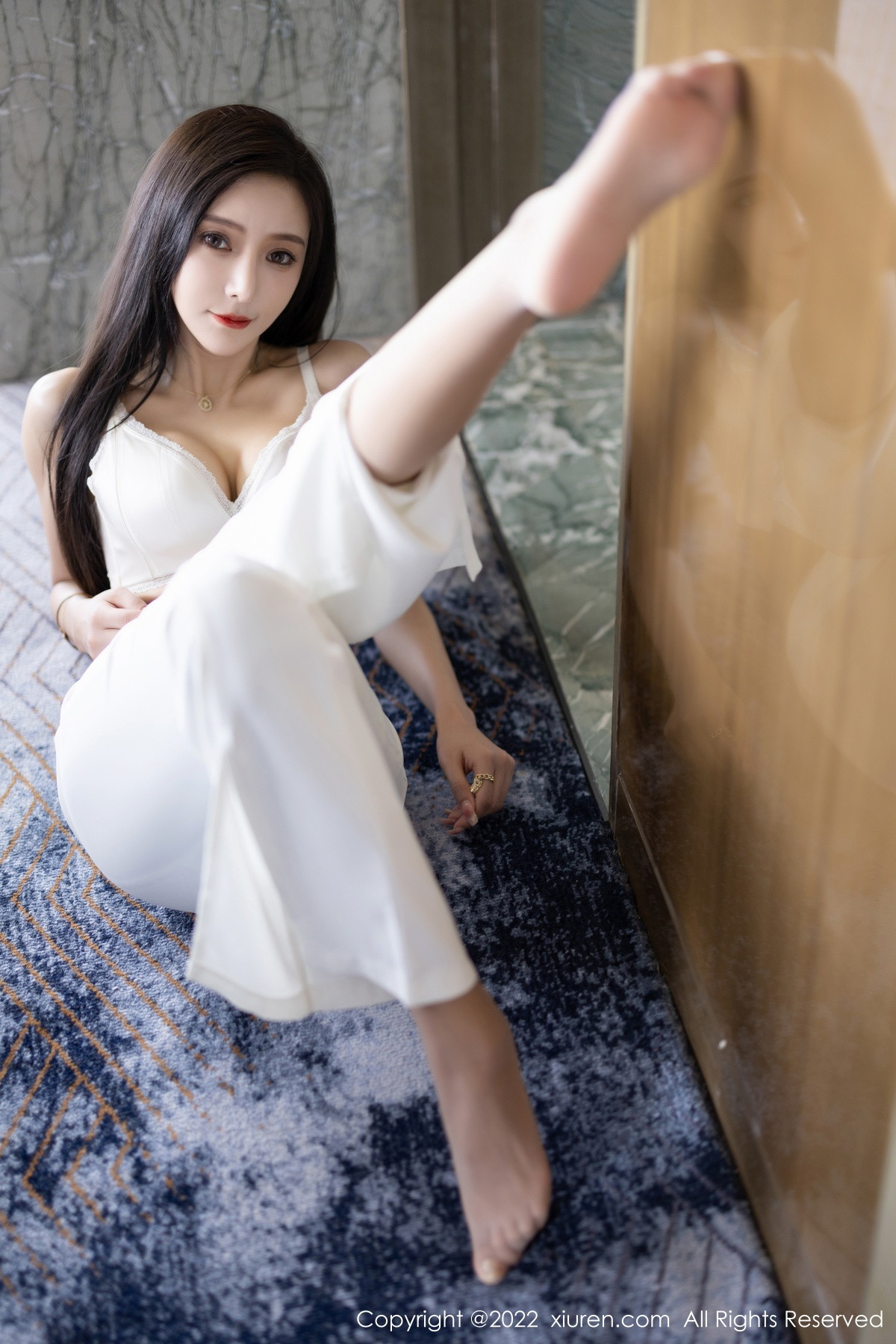 xgyw.top_XiuRen第5790期_女神王馨瑶yanni蓝色上衣配白长裤半脱露性感内衣迷人诱惑写真90P