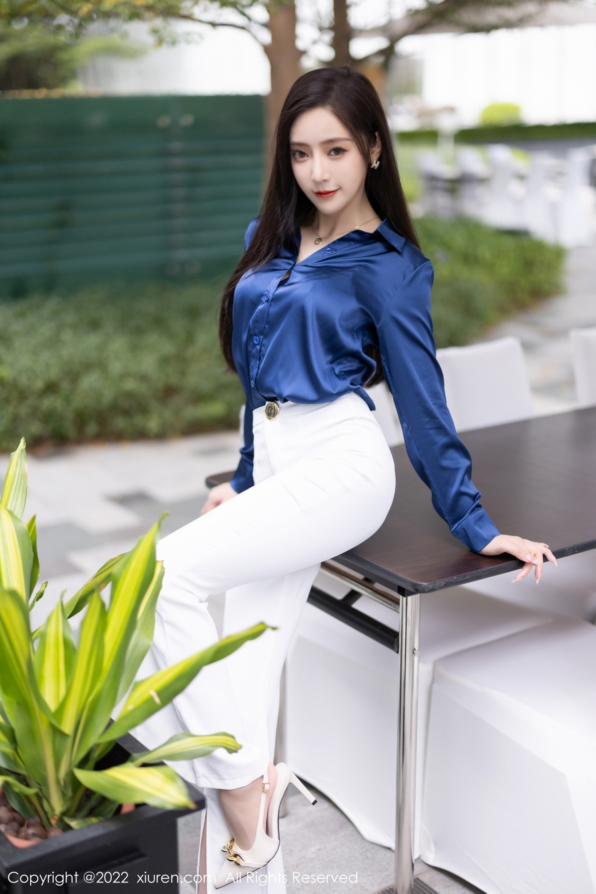 xgyw.top_XiuRen第5790期_女神王馨瑶yanni蓝色上衣配白长裤半脱露性感内衣迷人诱惑写真90P