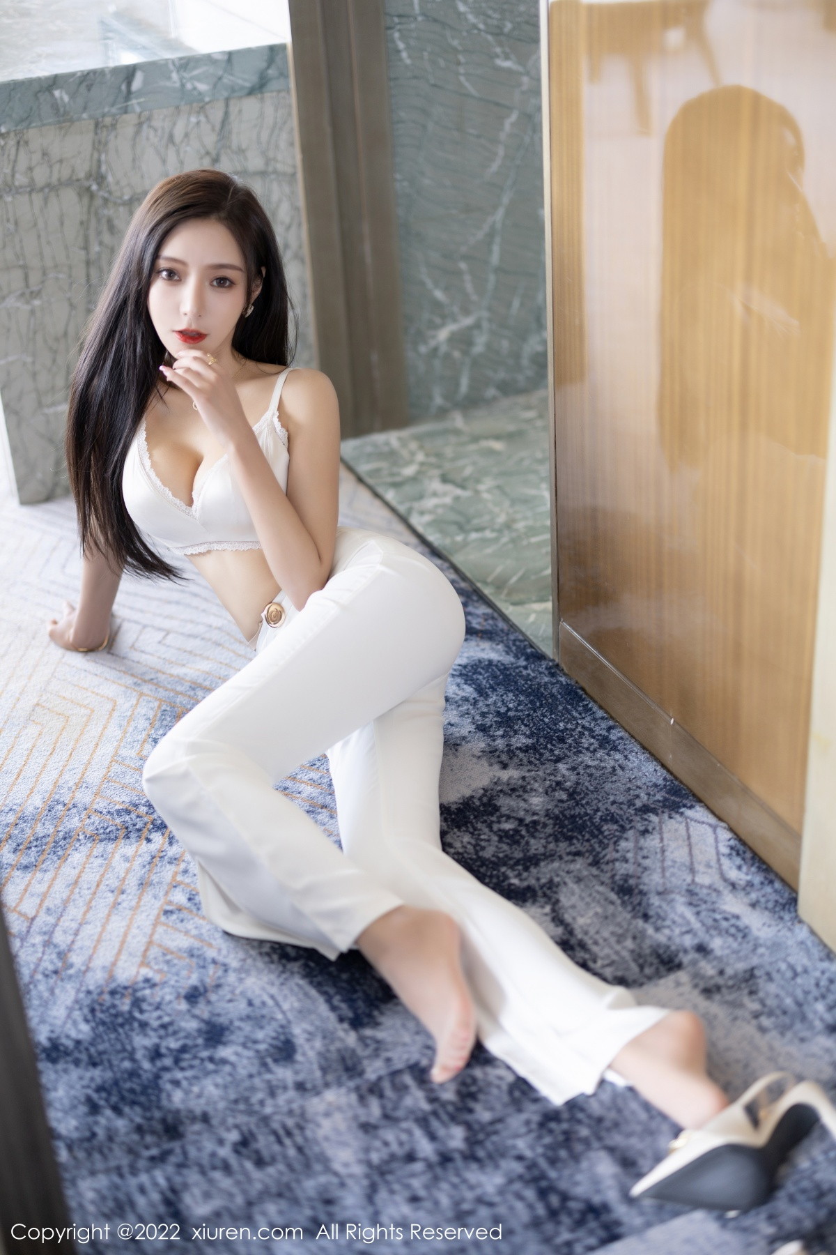 xgyw.top_XiuRen第5790期_女神王馨瑶yanni蓝色上衣配白长裤半脱露性感内衣迷人诱惑写真90P