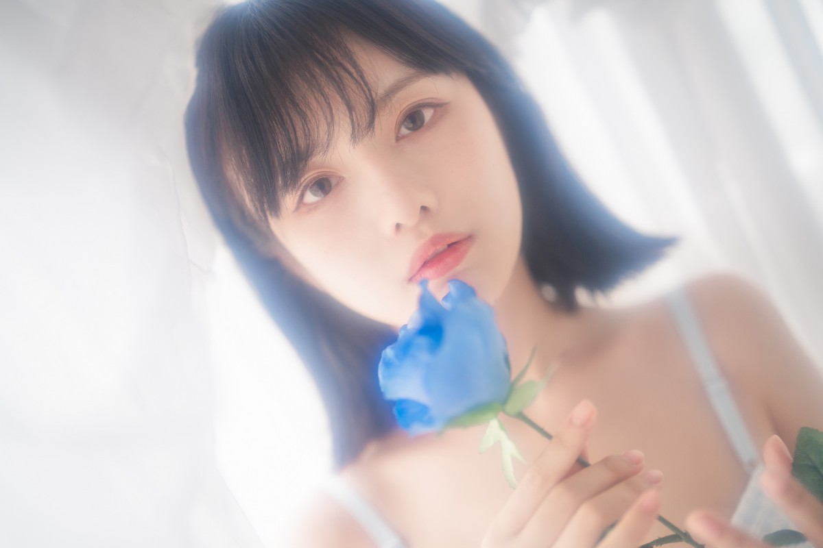 xgyw.top_网络美女Shika小鹿鹿泳装主题户外泳池性感红色比基尼秀苗条身材靓丽迷人写真63P