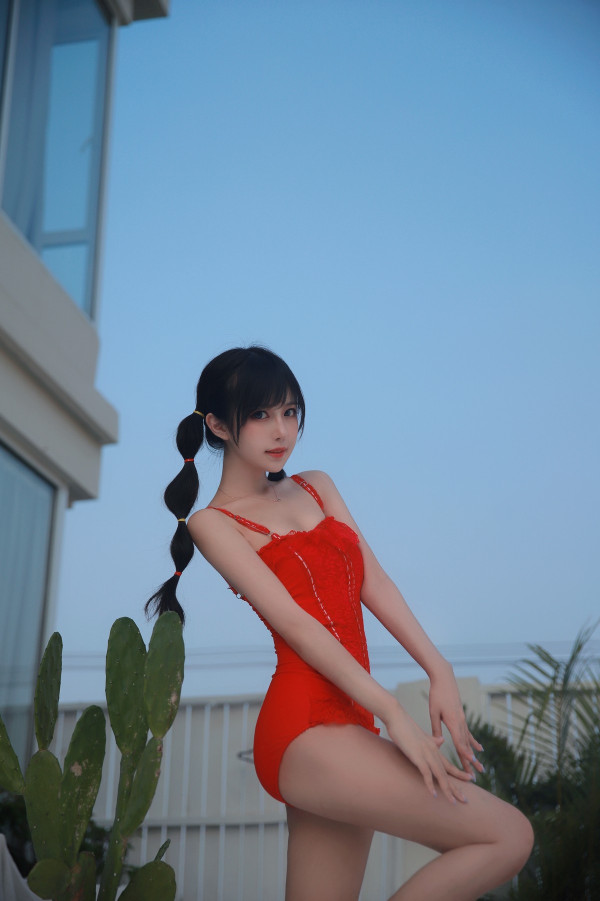 xgyw.top_网络美女Shika小鹿鹿泳装主题户外泳池性感红色比基尼秀苗条身材靓丽迷人写真63P
