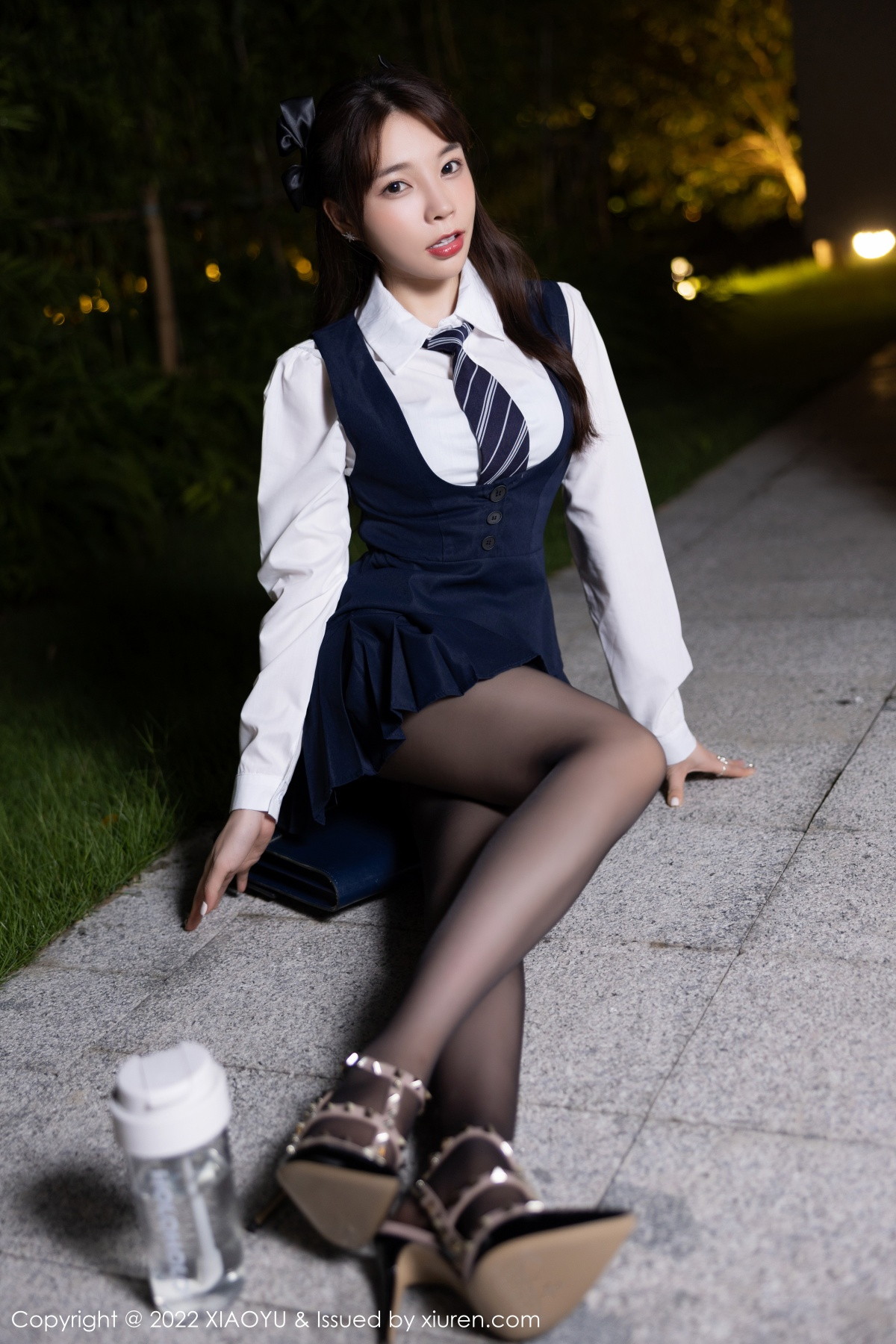 xgyw.top_[XiaoYu画语界]Vol.894_女神徐莉芝Booty深蓝背带裙配超薄黑丝半脱露性感内衣诱惑写真72P