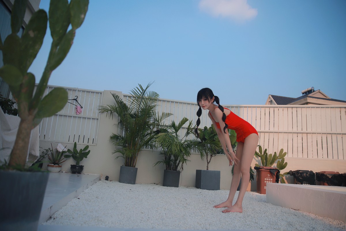 xgyw.top_网络美女Shika小鹿鹿泳装主题户外泳池性感红色比基尼秀苗条身材靓丽迷人写真63P
