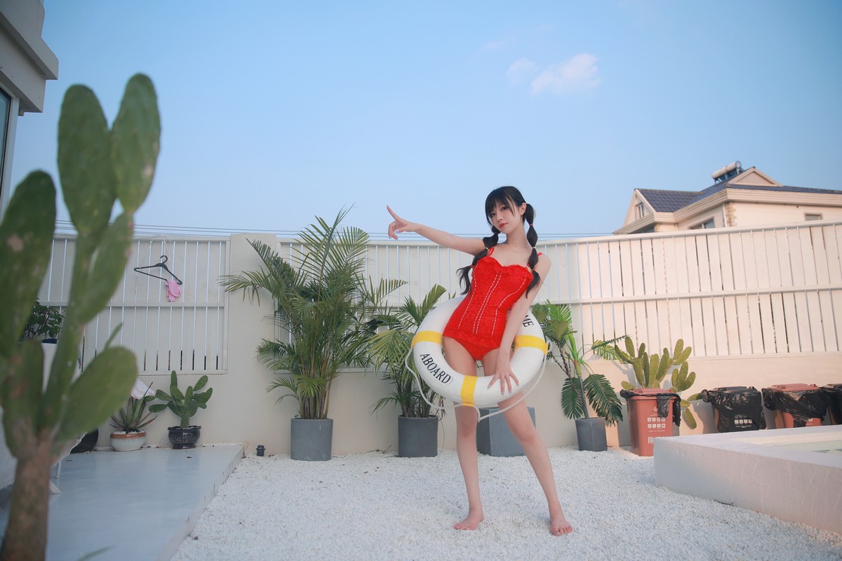 xgyw.top_网络美女Shika小鹿鹿泳装主题户外泳池性感红色比基尼秀苗条身材靓丽迷人写真63P