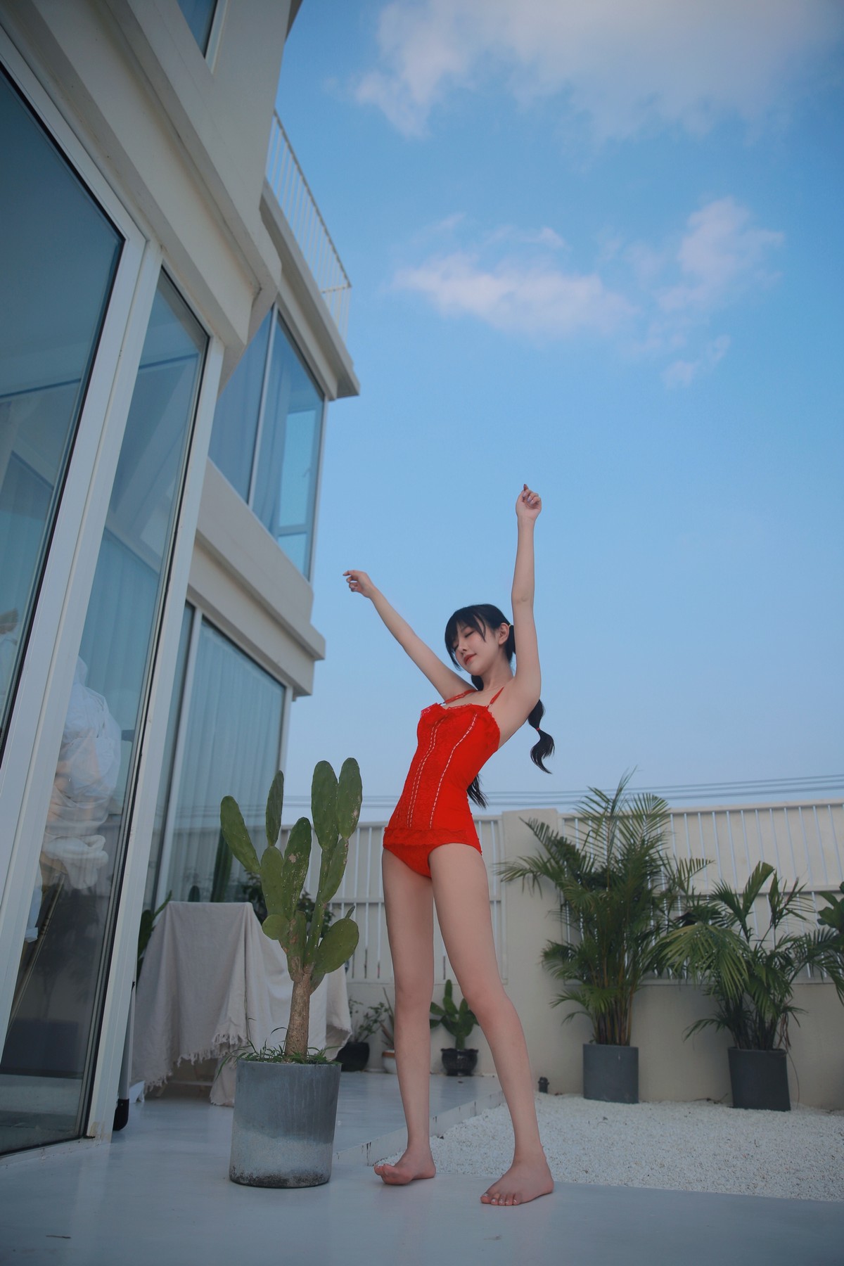 xgyw.top_网络美女Shika小鹿鹿泳装主题户外泳池性感红色比基尼秀苗条身材靓丽迷人写真63P