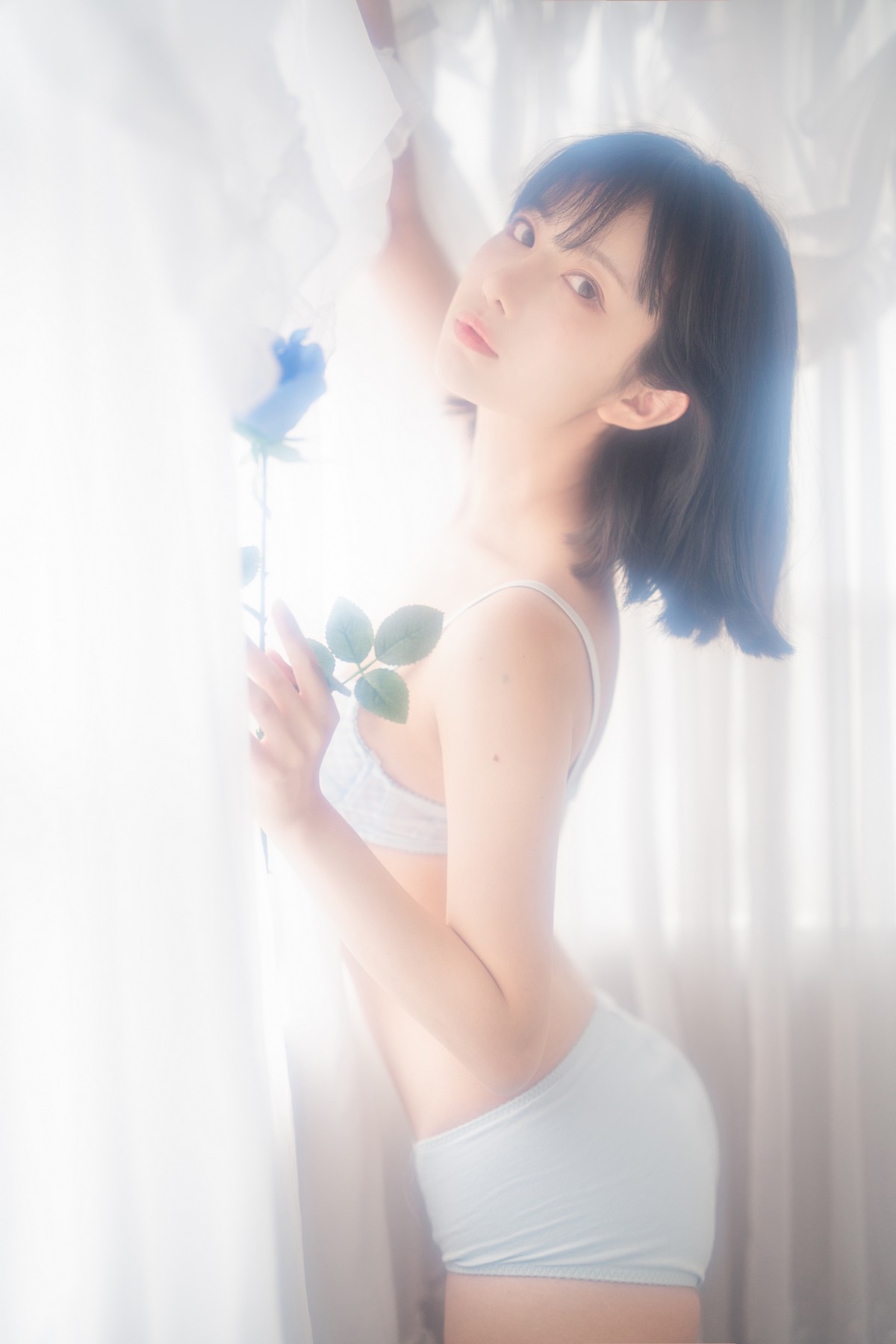 xgyw.top_网络美女Shika小鹿鹿泳装主题户外泳池性感红色比基尼秀苗条身材靓丽迷人写真63P