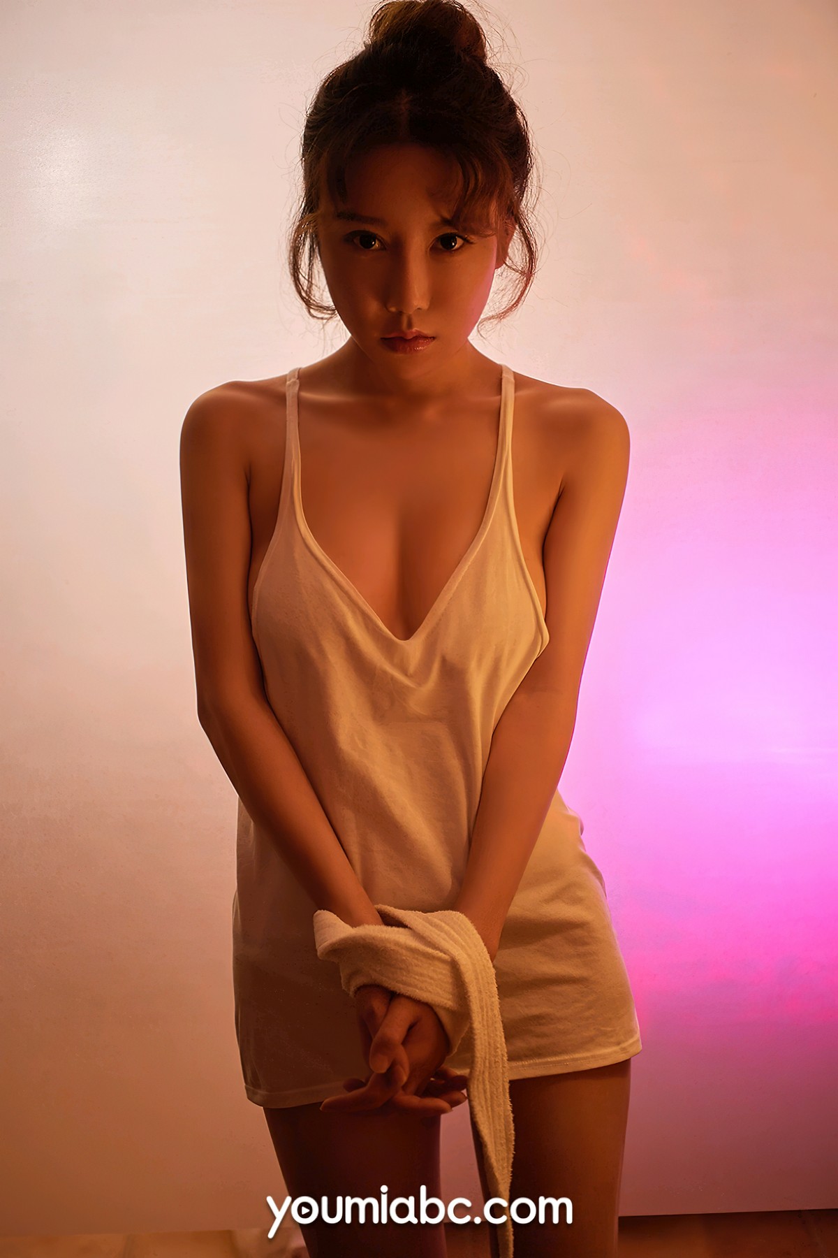 xgyw.top_[YouMi尤蜜]Vol.843_模特瑶瑶浴室白色低胸吊带T加情趣捆绑秀惹火身材诱惑写真21P