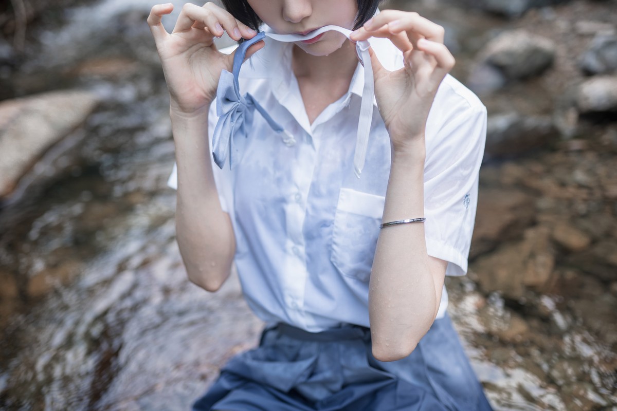 xgyw.top_萌系小姐姐木绵绵OwO水色溪边制服主题户外脱JK制服露死库水迷人诱惑写真51P