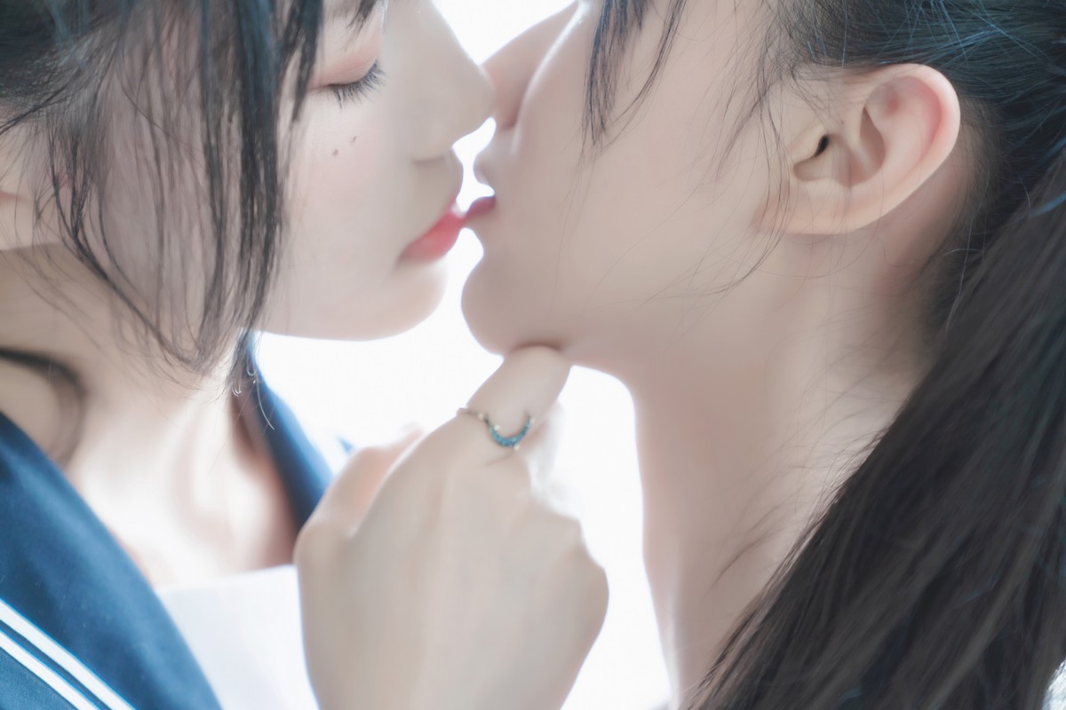 xgyw.top_萌系小姐姐木绵绵OwO＆桜桃喵她主题性感姐妹花JK制服系列秀美腿诱惑写真37P