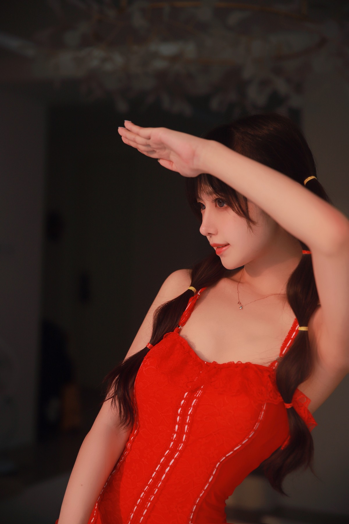 xgyw.top_网络美女Shika小鹿鹿泳装主题户外泳池性感红色比基尼秀苗条身材靓丽迷人写真63P