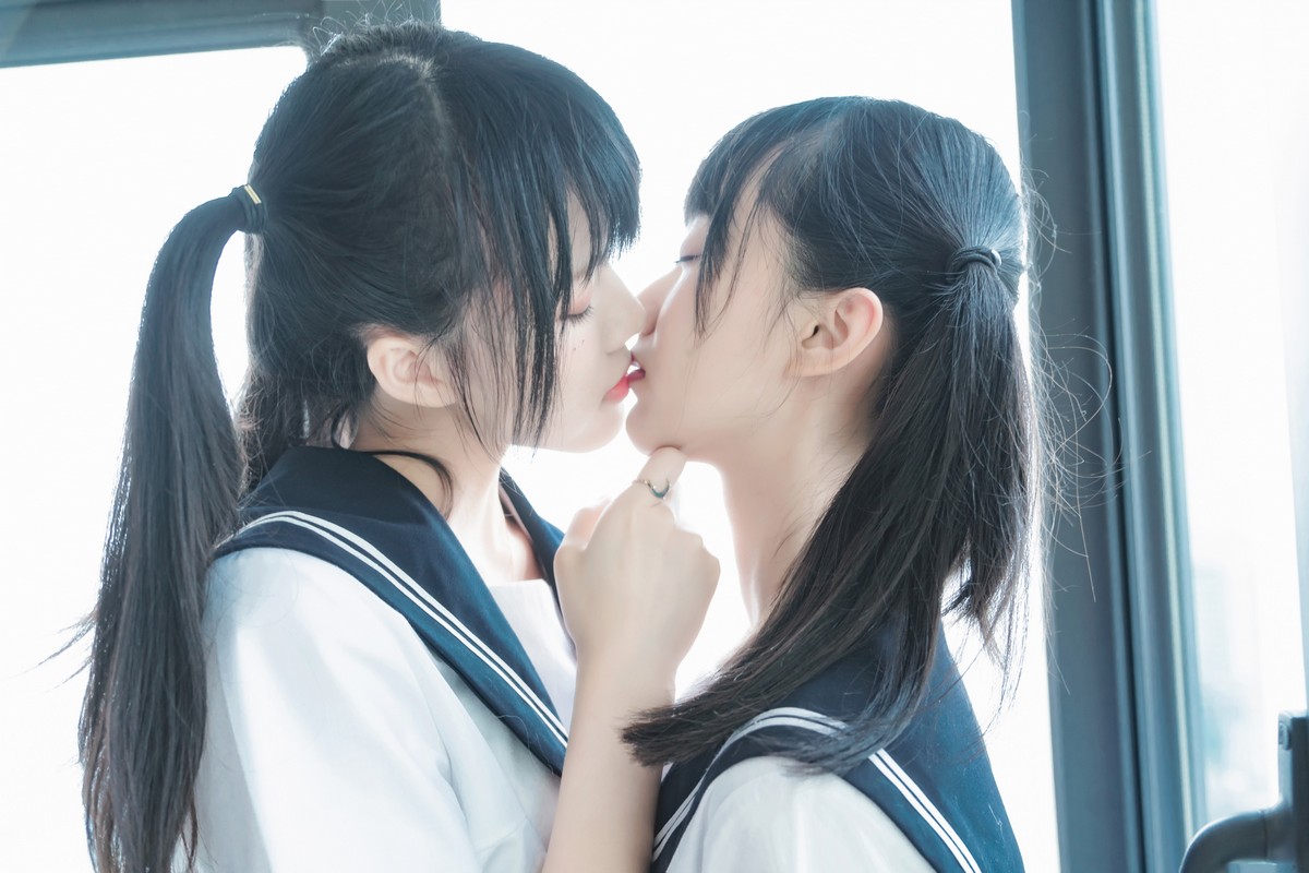 xgyw.top_萌系小姐姐木绵绵OwO＆桜桃喵她主题性感姐妹花JK制服系列秀美腿诱惑写真37P