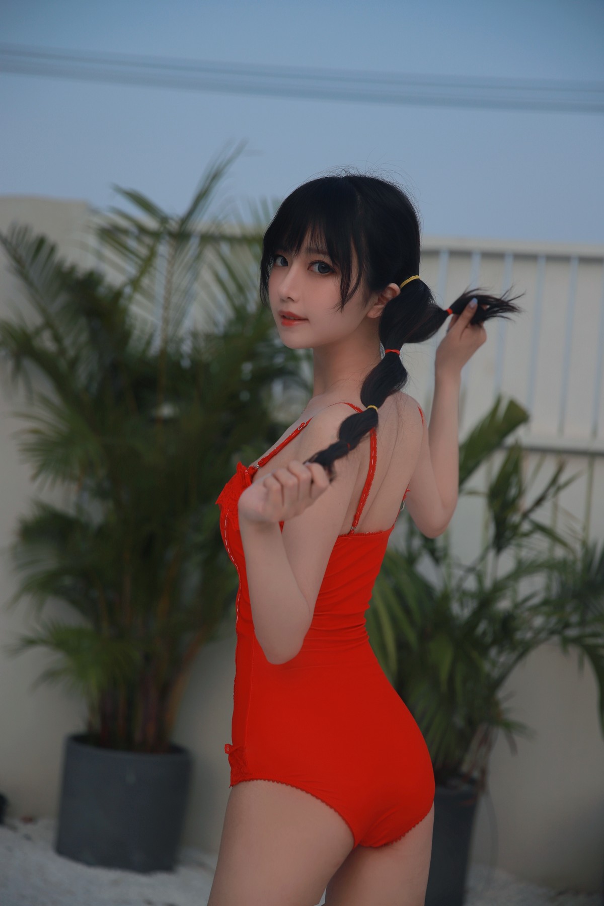 xgyw.top_网络美女Shika小鹿鹿泳装主题户外泳池性感红色比基尼秀苗条身材靓丽迷人写真63P