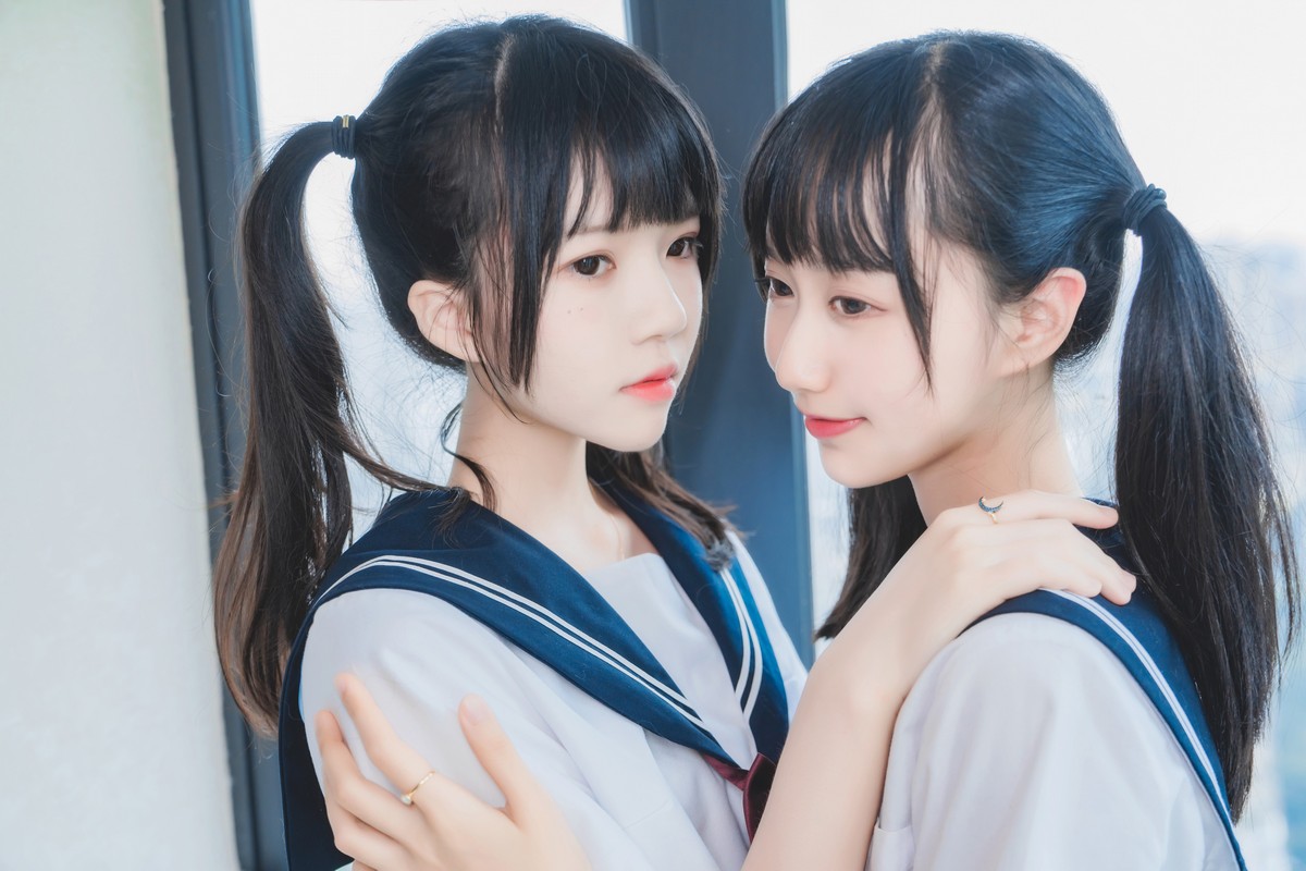 xgyw.top_萌系小姐姐木绵绵OwO＆桜桃喵她主题性感姐妹花JK制服系列秀美腿诱惑写真37P