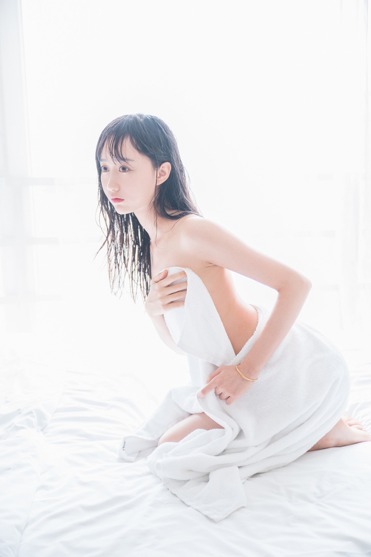 xgyw.top_萌系小姐姐木绵绵OwO洗白白主题私房床上白色浴巾裹身秀白嫩肌肤迷人写真58P
