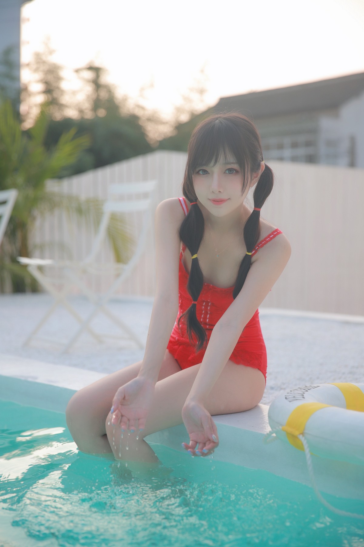 xgyw.top_网络美女Shika小鹿鹿泳装主题户外泳池性感红色比基尼秀苗条身材靓丽迷人写真63P