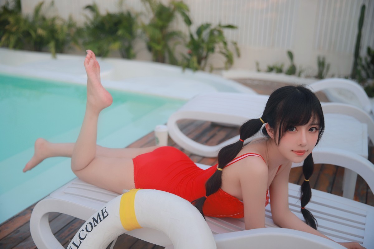 xgyw.top_网络美女Shika小鹿鹿泳装主题户外泳池性感红色比基尼秀苗条身材靓丽迷人写真63P