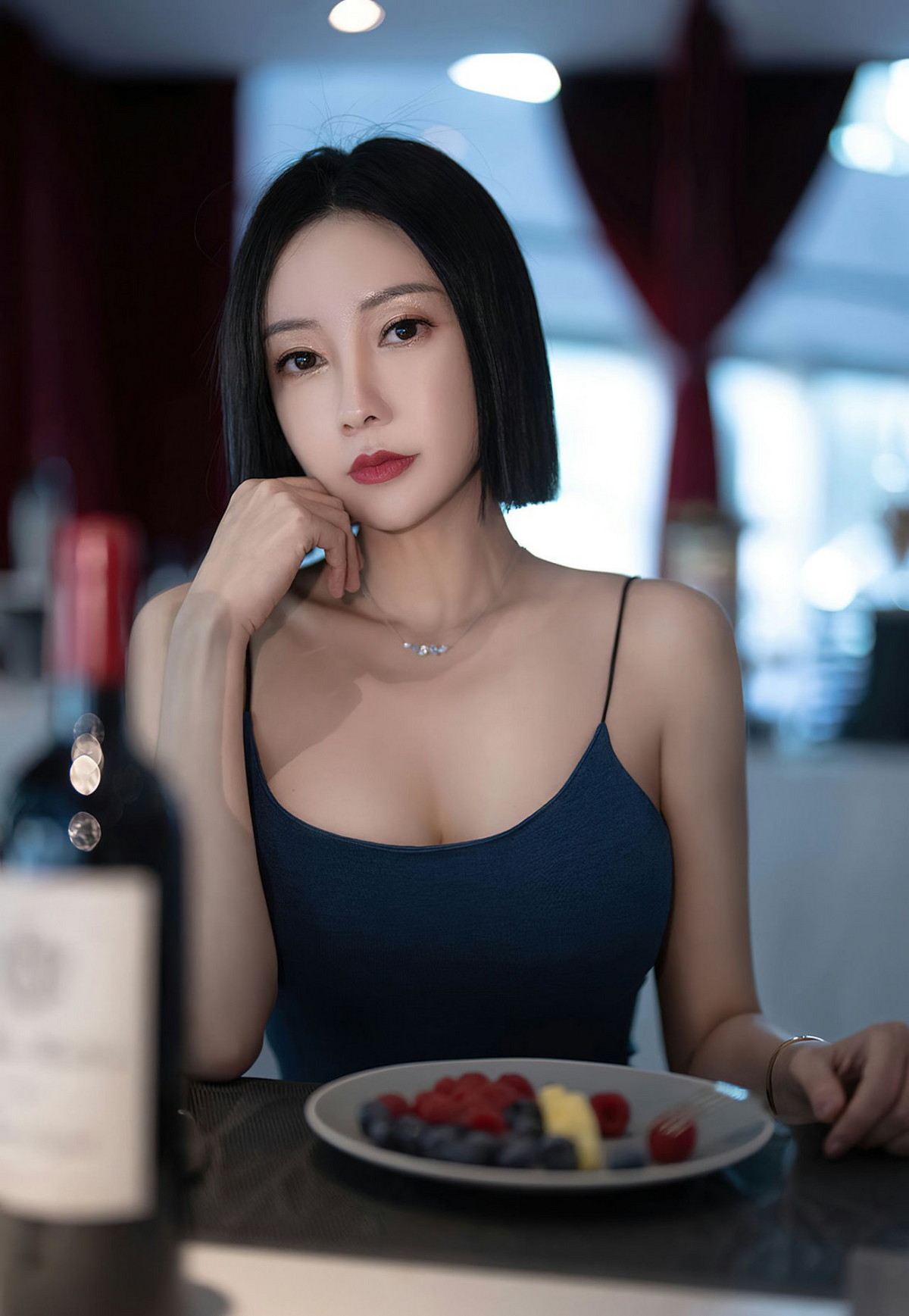 xgyw.top_[Ugirls爱尤物]No.2449_模特果儿Victoria性感吊带连身裙系列低胸秀完美身材诱惑写真35P
