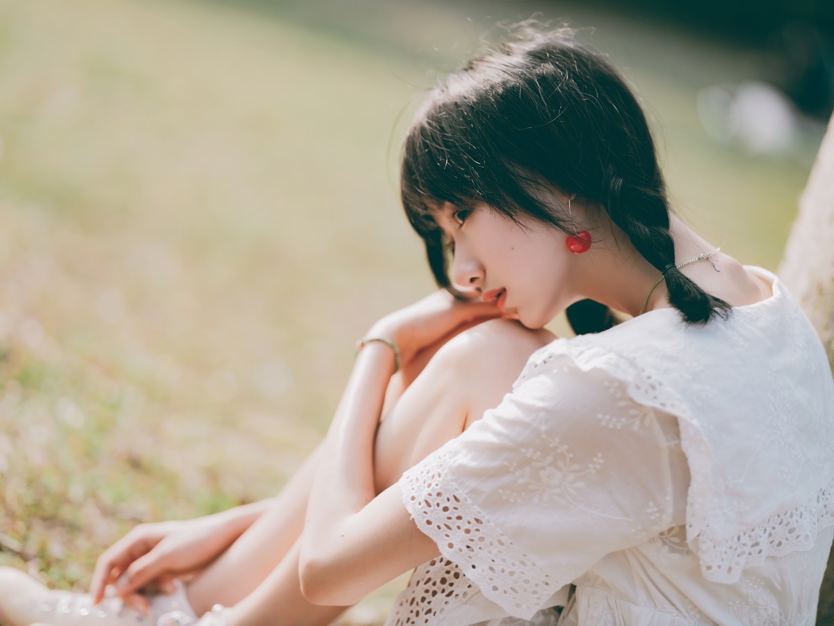 xgyw.top_萌系小姐姐木绵绵OwO夏日彩虹主题户外夏日性感白色连衣裙配运动鞋靓丽写真29P