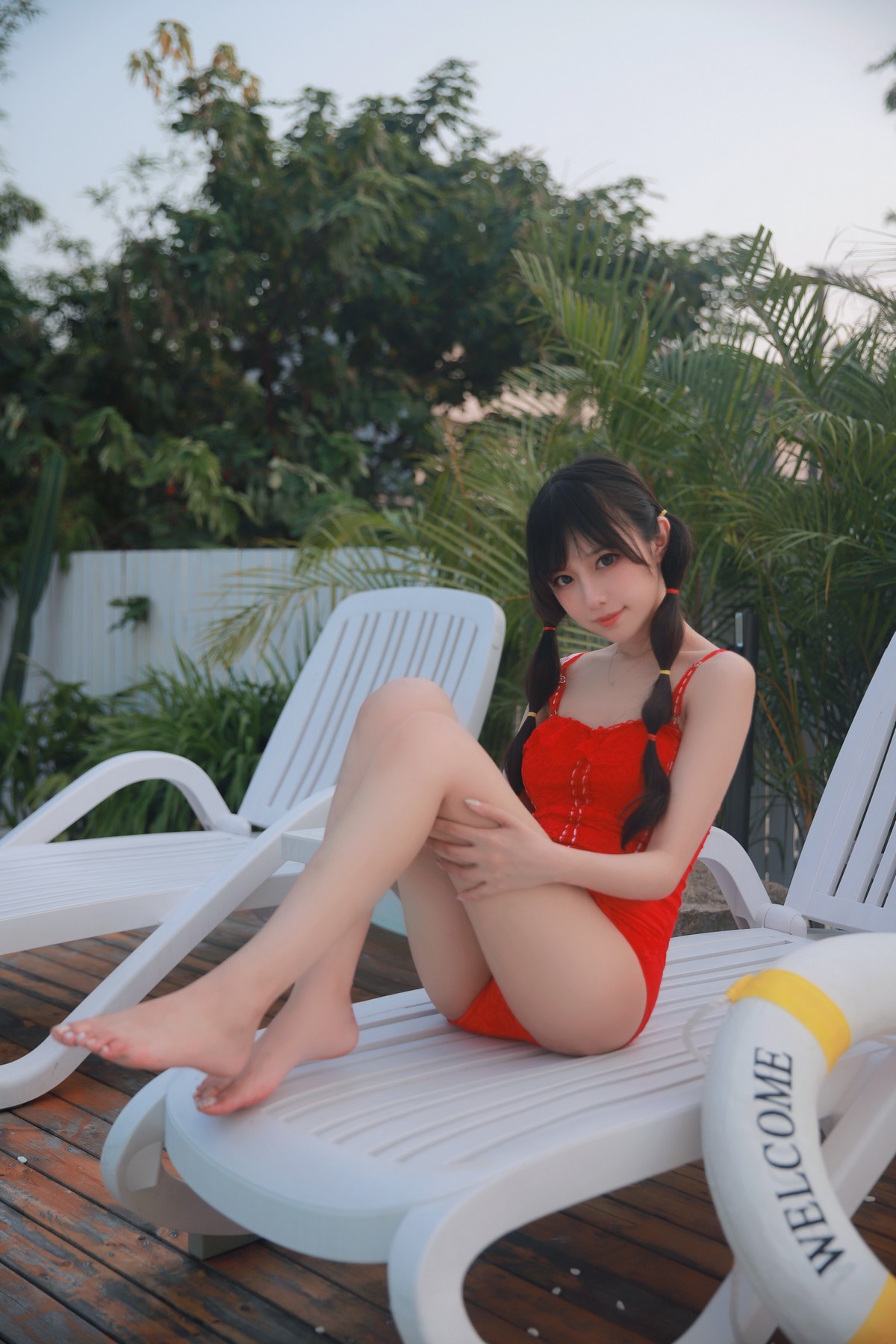 xgyw.top_网络美女Shika小鹿鹿泳装主题户外泳池性感红色比基尼秀苗条身材靓丽迷人写真63P