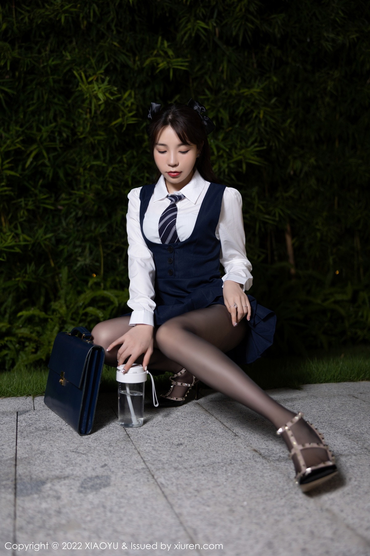 xgyw.top_[XiaoYu画语界]Vol.894_女神徐莉芝Booty深蓝背带裙配超薄黑丝半脱露性感内衣诱惑写真72P