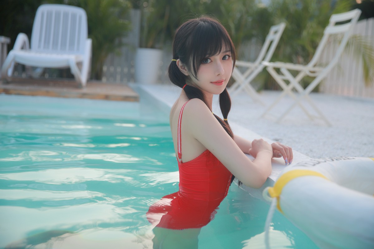 xgyw.top_网络美女Shika小鹿鹿泳装主题户外泳池性感红色比基尼秀苗条身材靓丽迷人写真63P