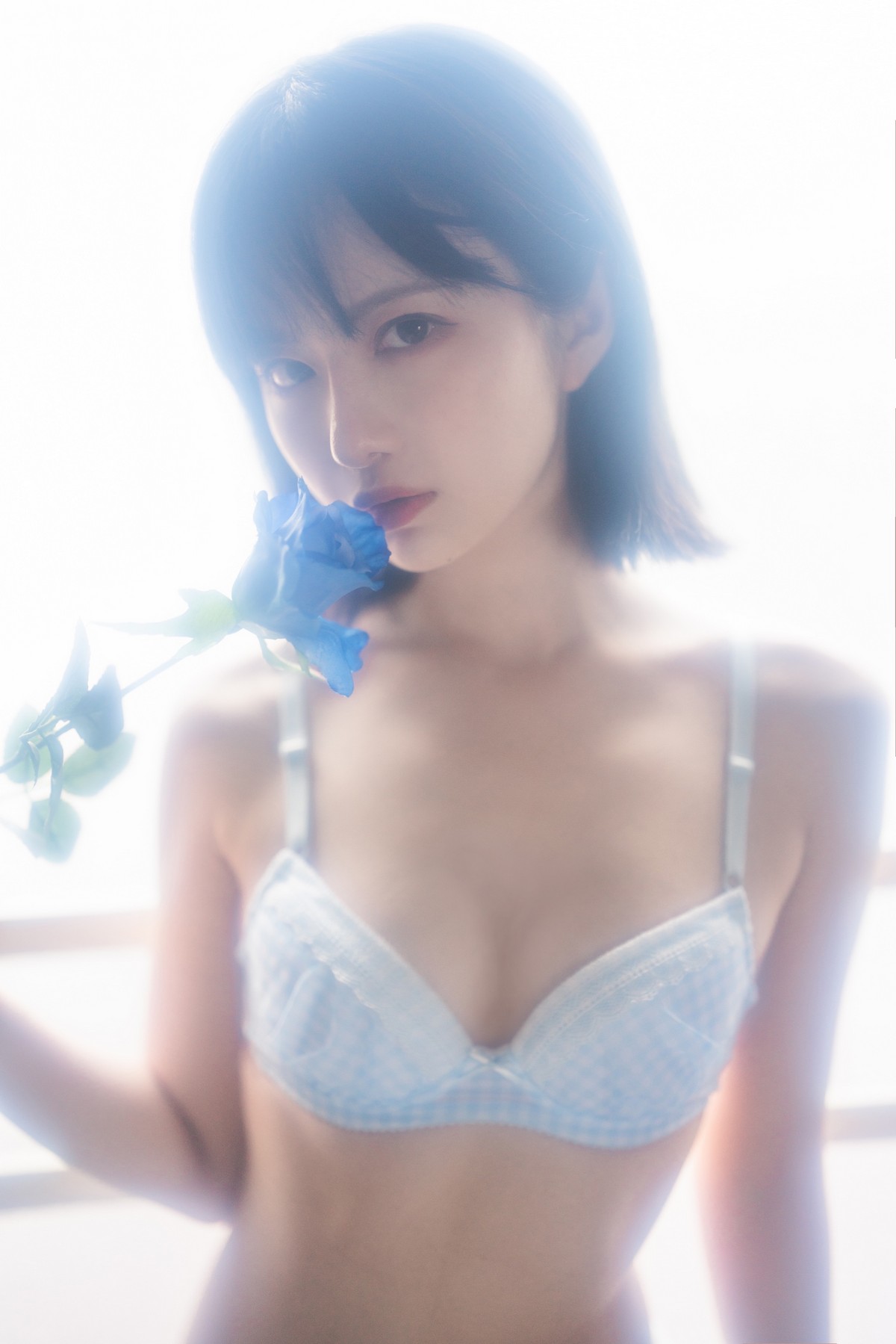 xgyw.top_网络美女Shika小鹿鹿泳装主题户外泳池性感红色比基尼秀苗条身材靓丽迷人写真63P