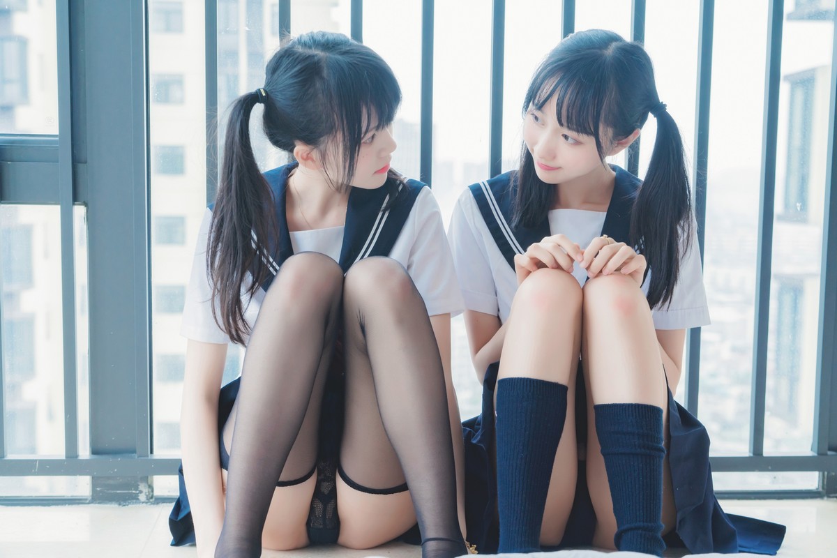 xgyw.top_萌系小姐姐木绵绵OwO＆桜桃喵她主题性感姐妹花JK制服系列秀美腿诱惑写真37P