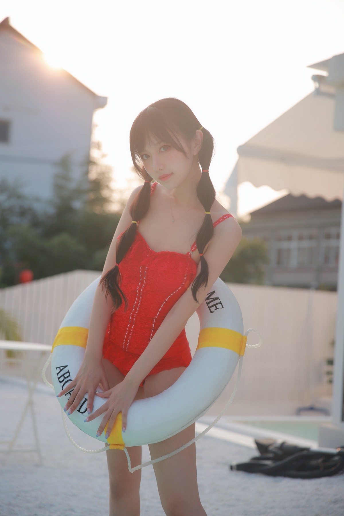 xgyw.top_网络美女Shika小鹿鹿泳装主题户外泳池性感红色比基尼秀苗条身材靓丽迷人写真63P