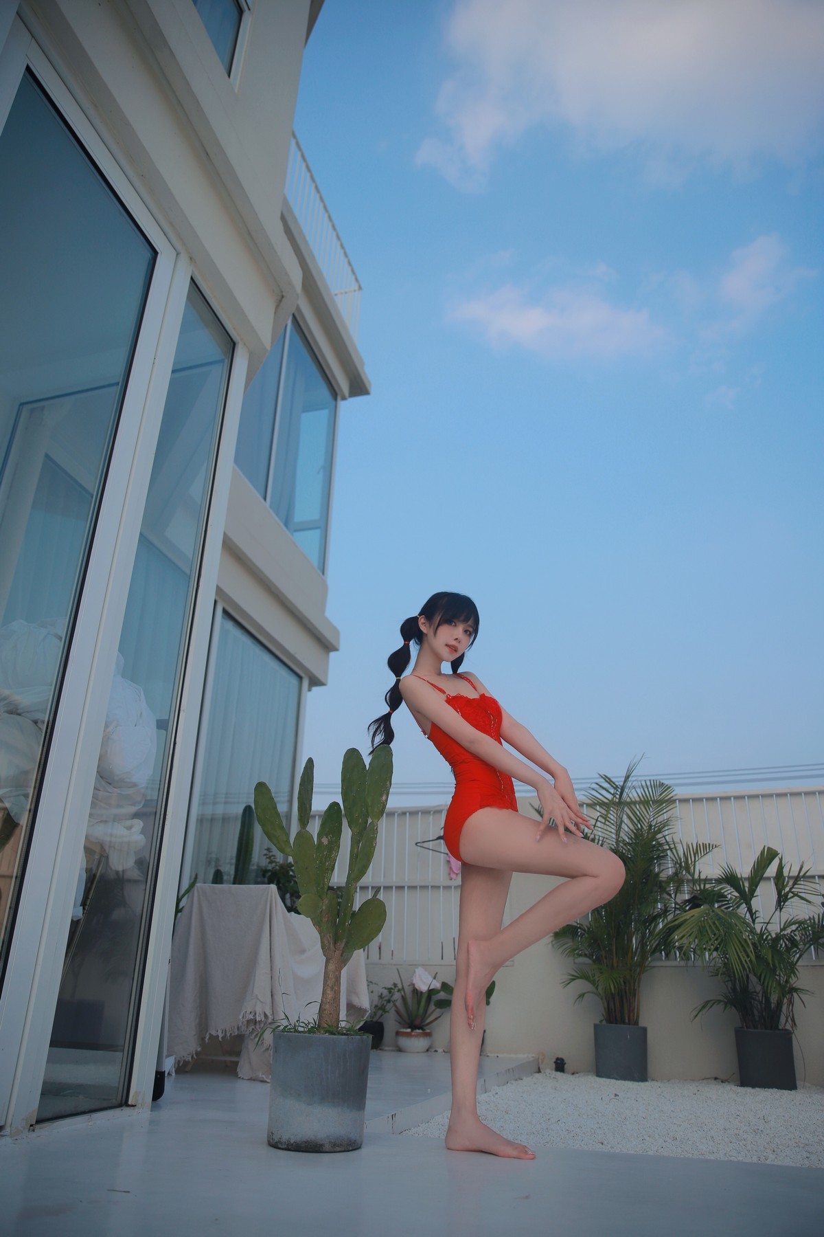 xgyw.top_网络美女Shika小鹿鹿泳装主题户外泳池性感红色比基尼秀苗条身材靓丽迷人写真63P
