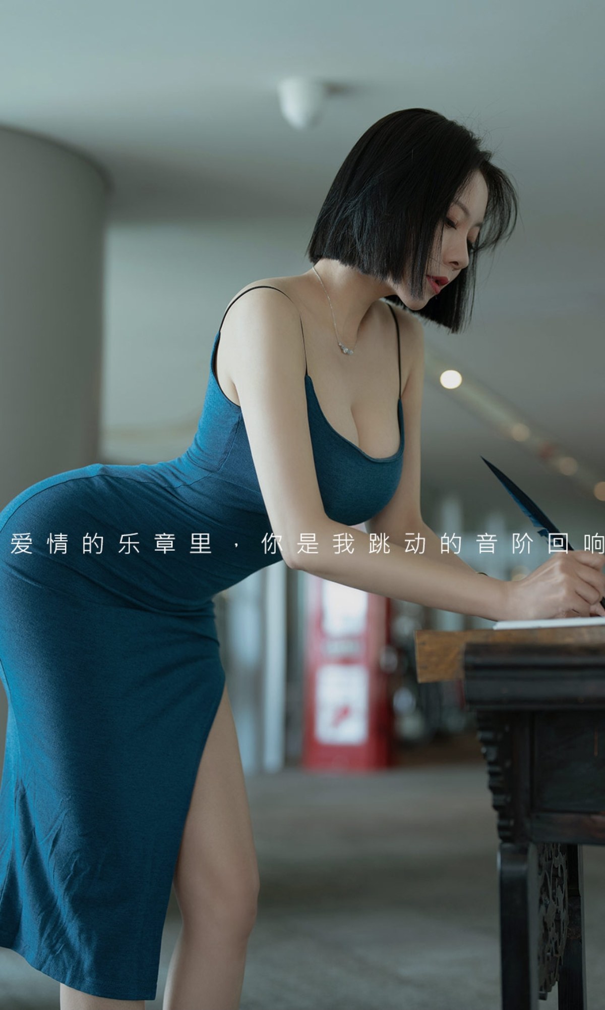 xgyw.top_[Ugirls爱尤物]No.2449_模特果儿Victoria性感吊带连身裙系列低胸秀完美身材诱惑写真35P