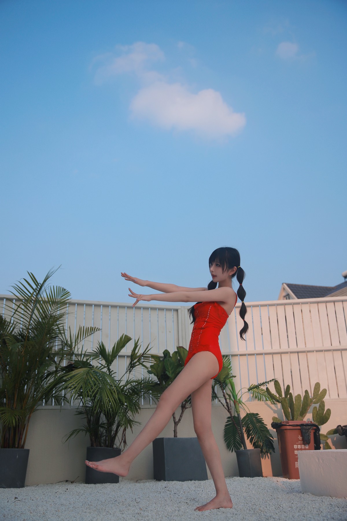 xgyw.top_网络美女Shika小鹿鹿泳装主题户外泳池性感红色比基尼秀苗条身材靓丽迷人写真63P