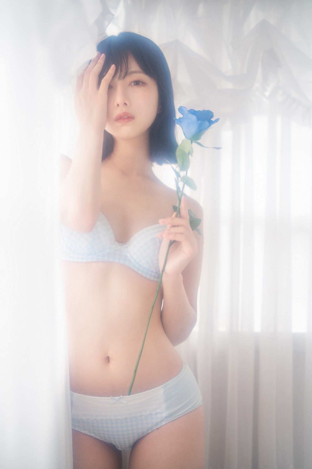 xgyw.top_网络美女Shika小鹿鹿泳装主题户外泳池性感红色比基尼秀苗条身材靓丽迷人写真63P