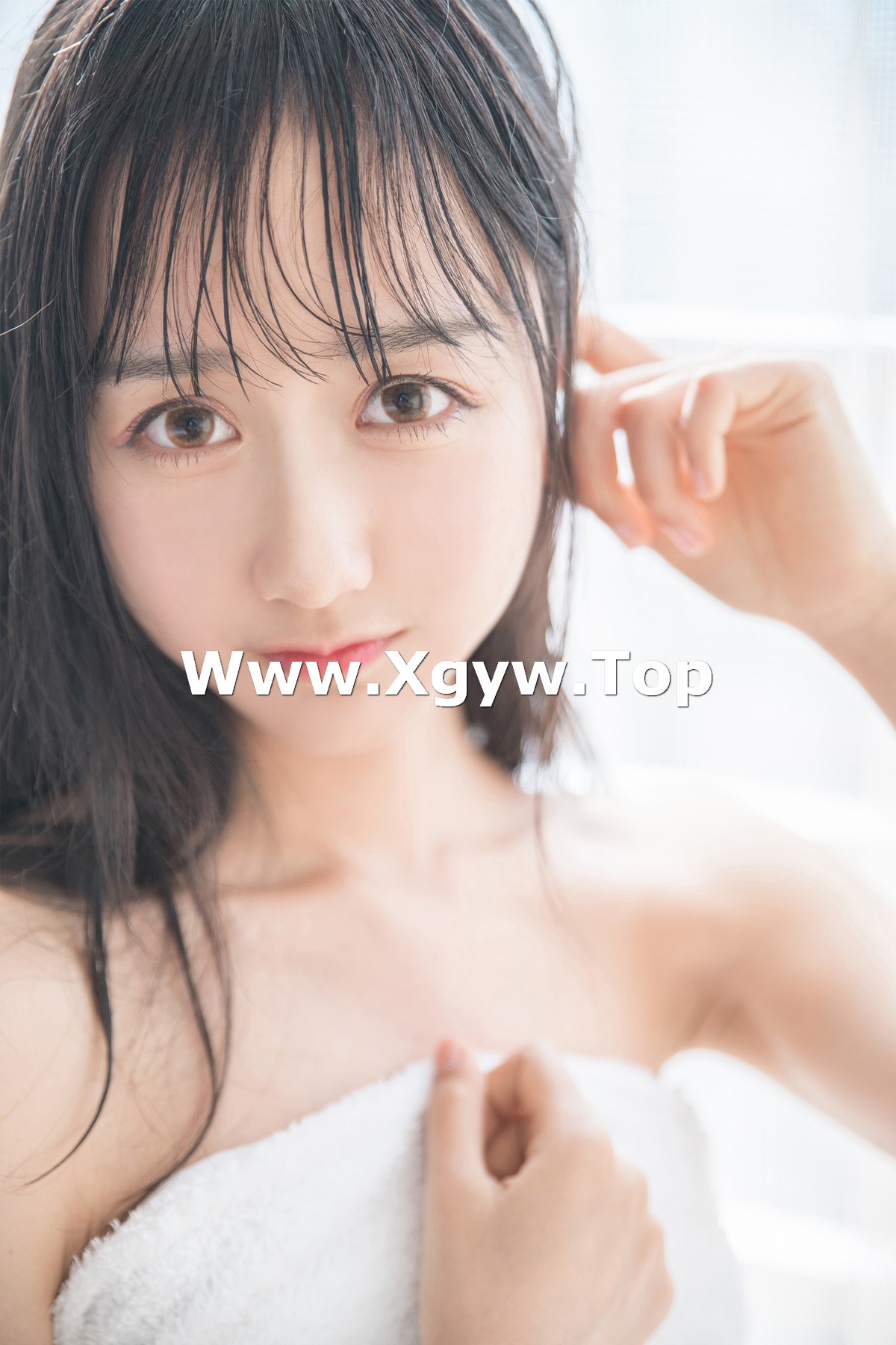 xgyw.top_萌系小姐姐木绵绵OwO洗白白主题私房床上白色浴巾裹身秀白嫩肌肤迷人写真58P